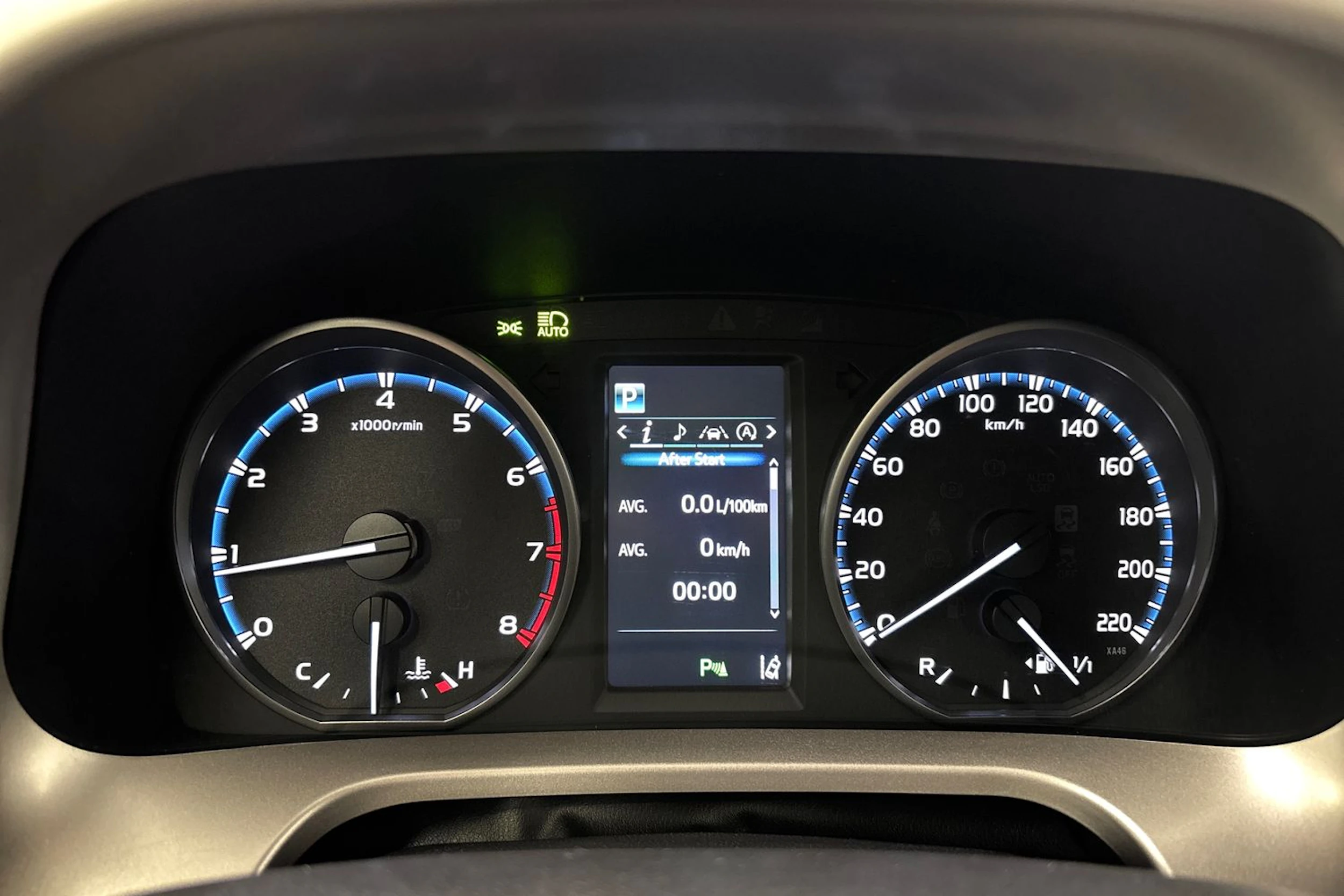 harmaa Toyota RAV4 2016 kuva 11.