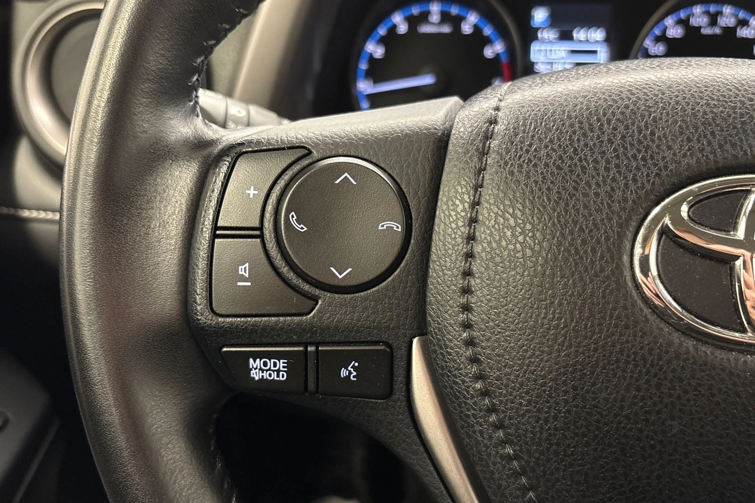 harmaa Toyota RAV4 2016 kuva 12.