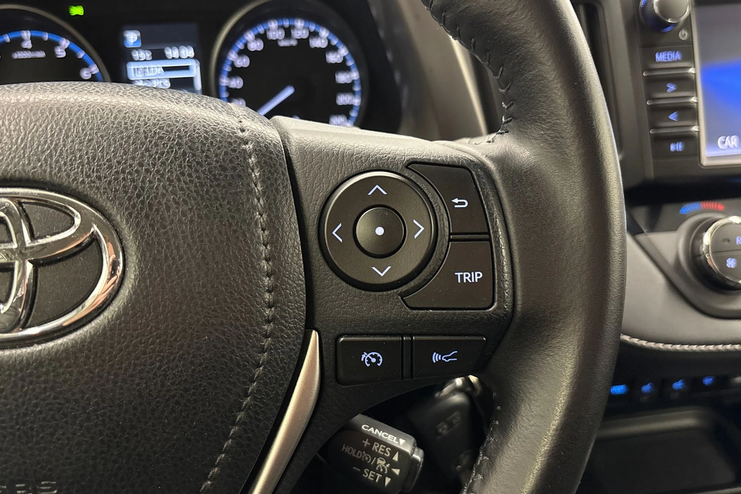 harmaa Toyota RAV4 2016 kuva 13.