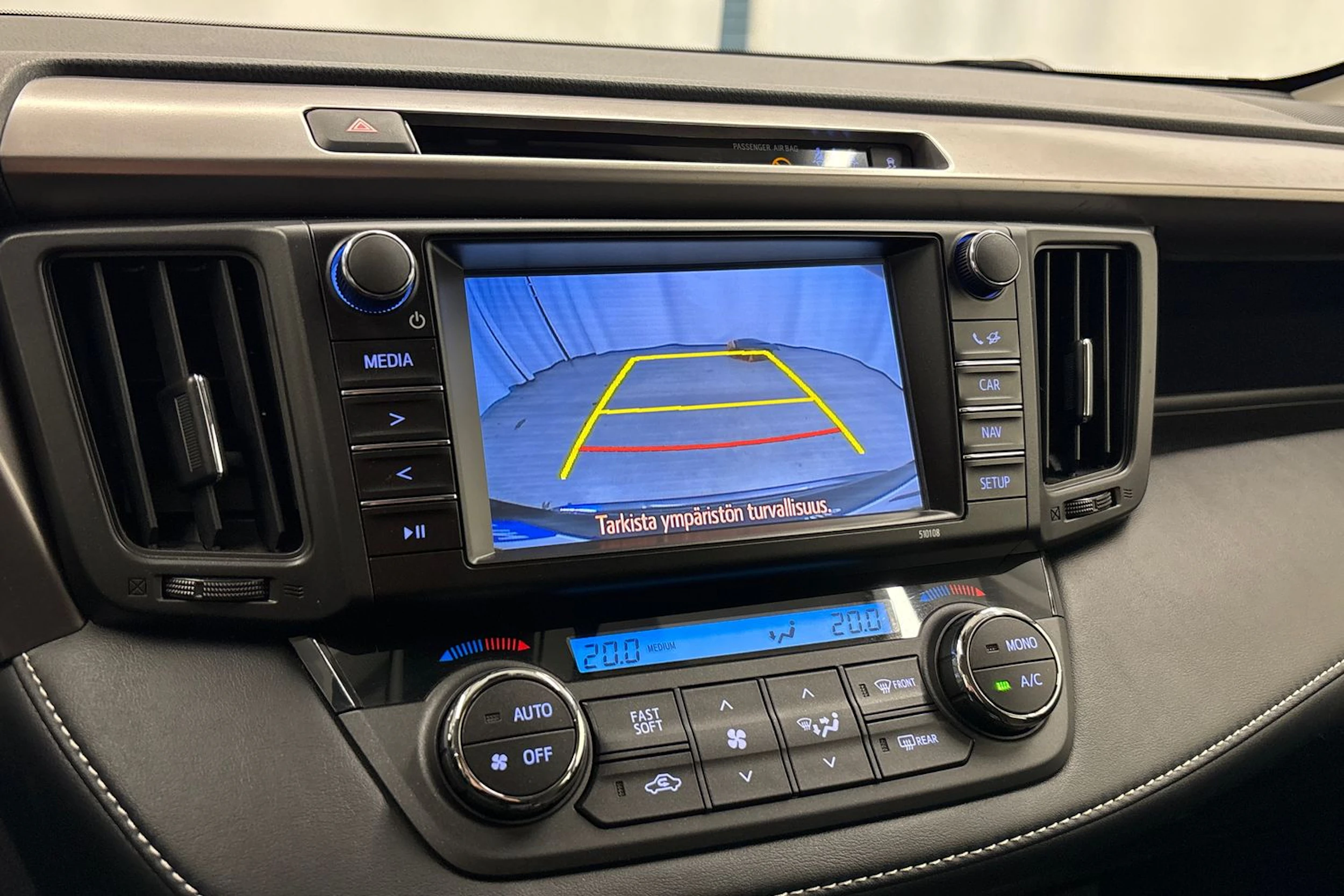 harmaa Toyota RAV4 2016 kuva 17.