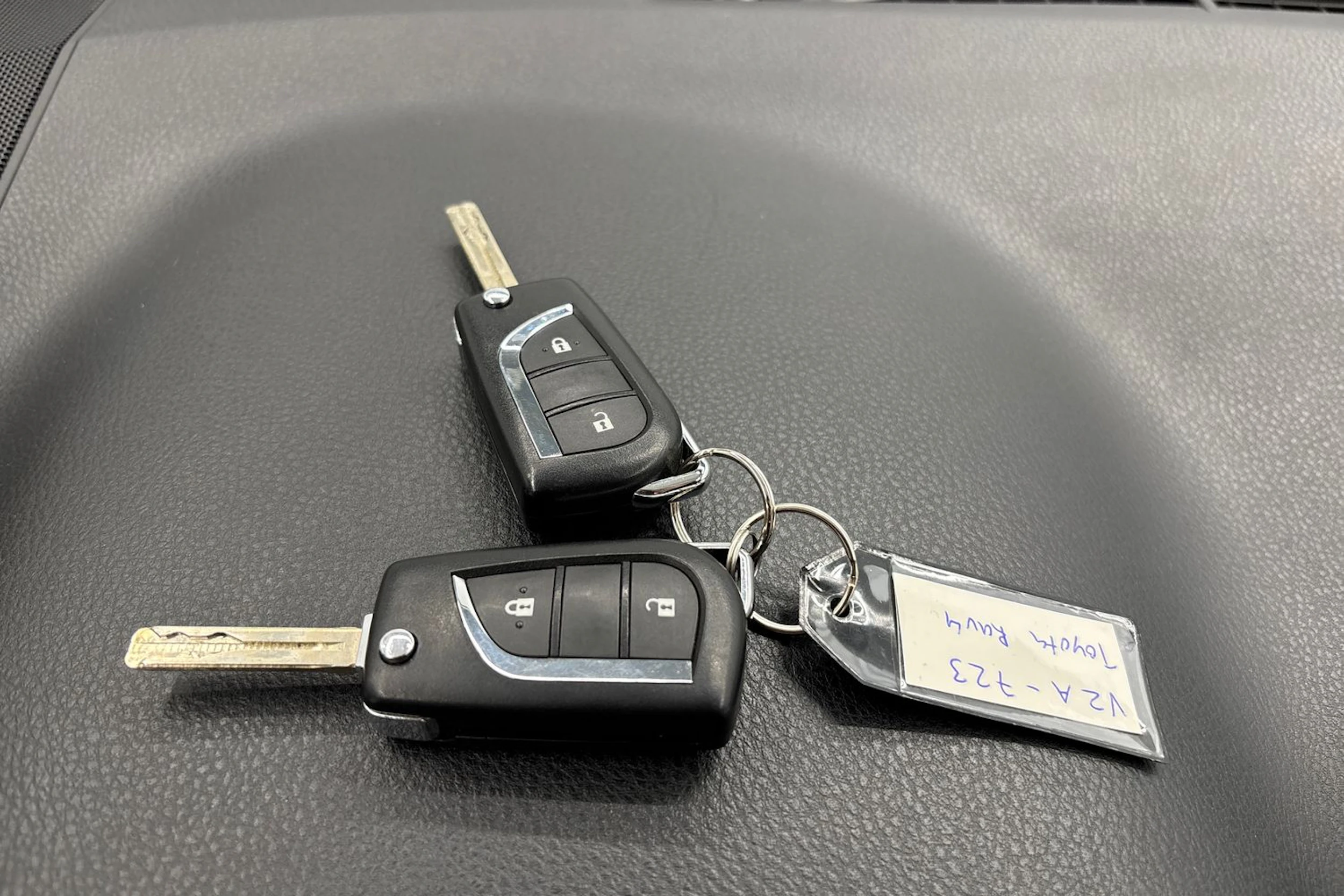 harmaa Toyota RAV4 2016 kuva 19.