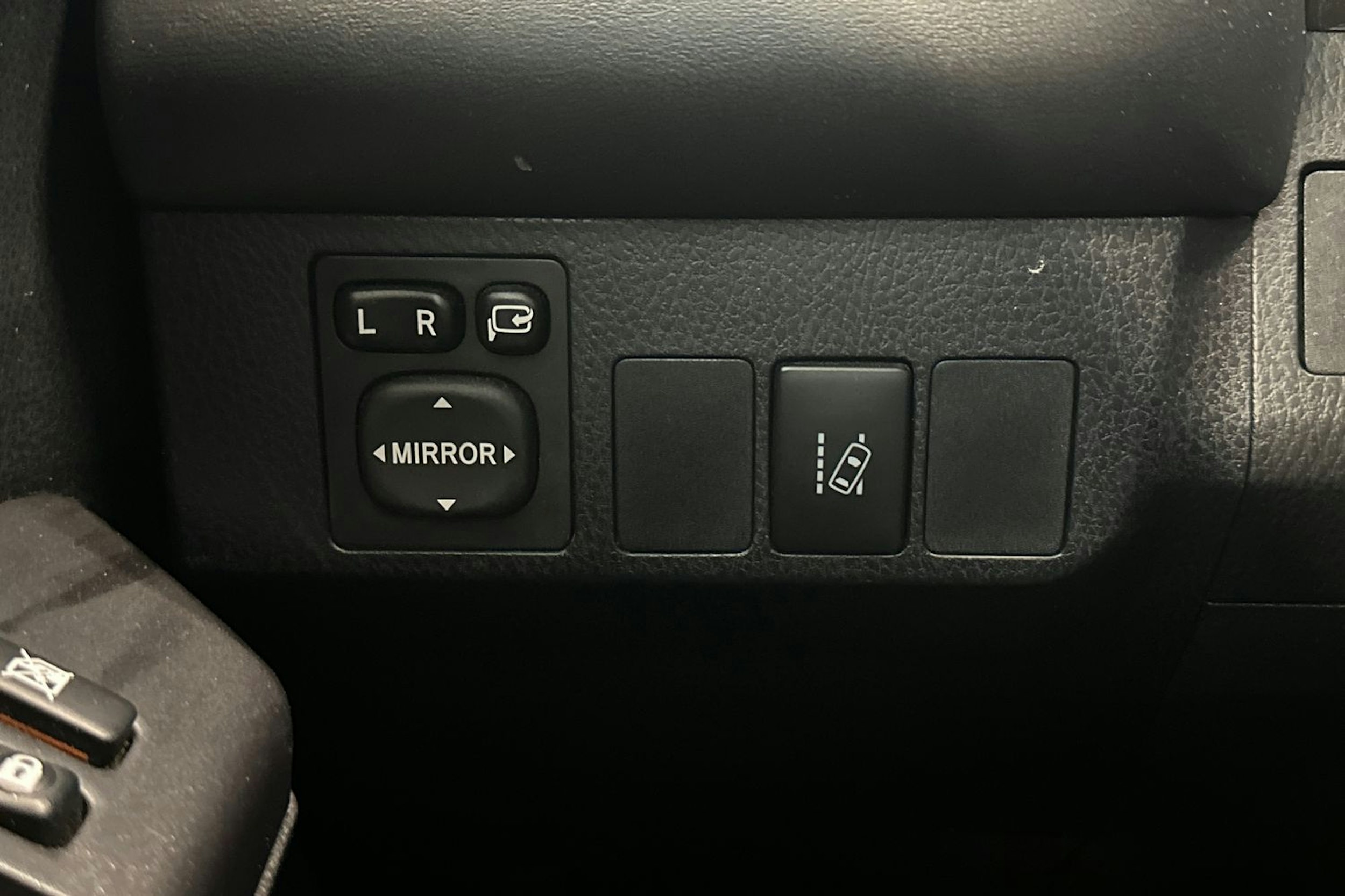 punainen Toyota RAV4 2016 kuva 15.