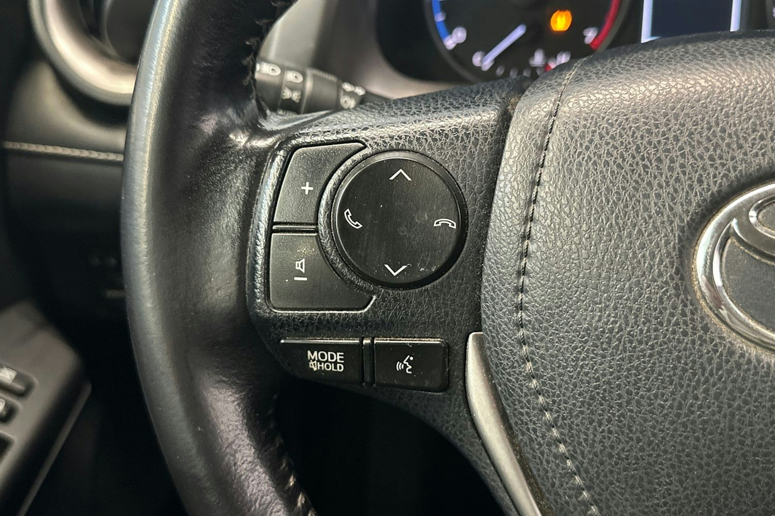 punainen Toyota RAV4 2016 kuva 17.