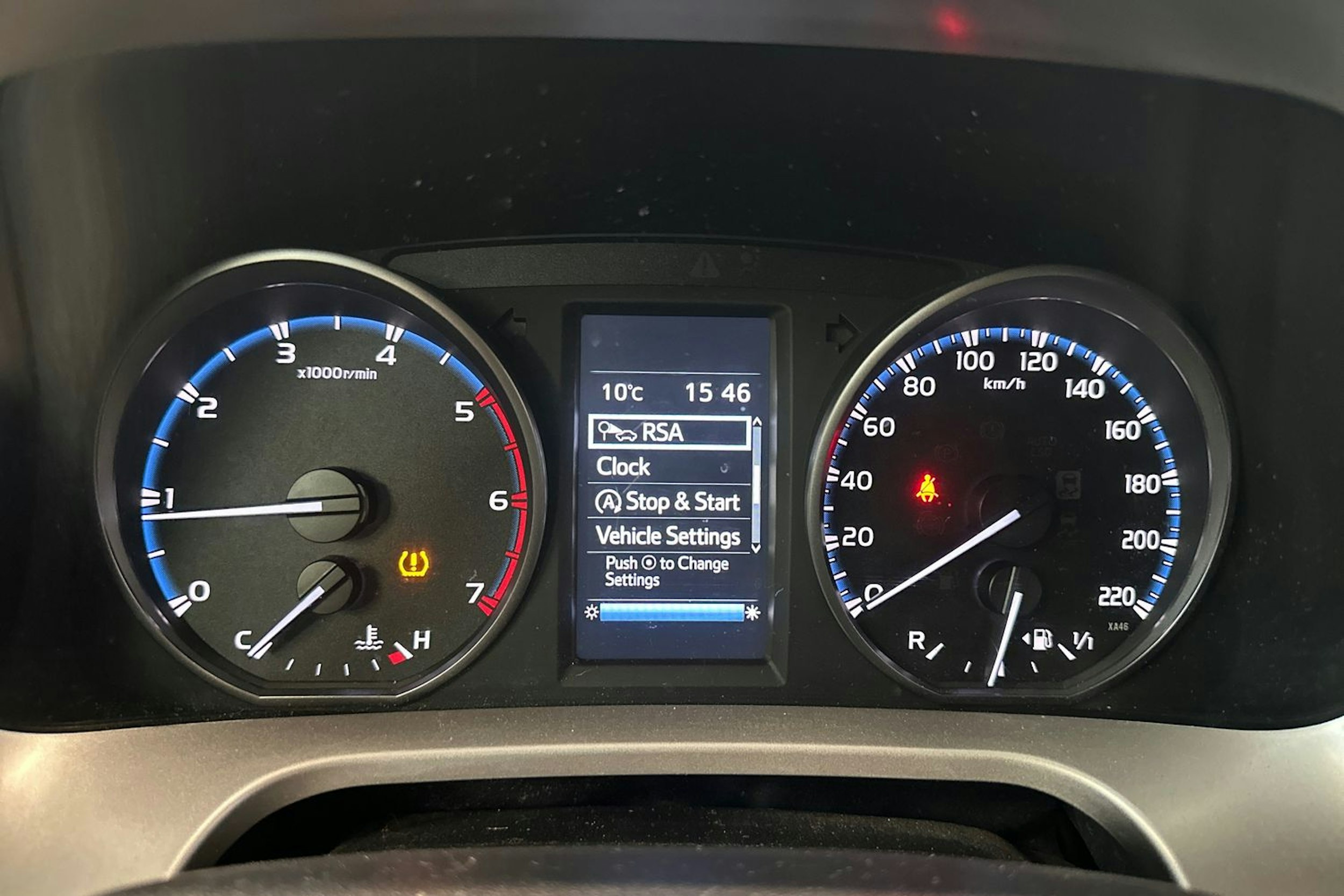 punainen Toyota RAV4 2016 kuva 20.