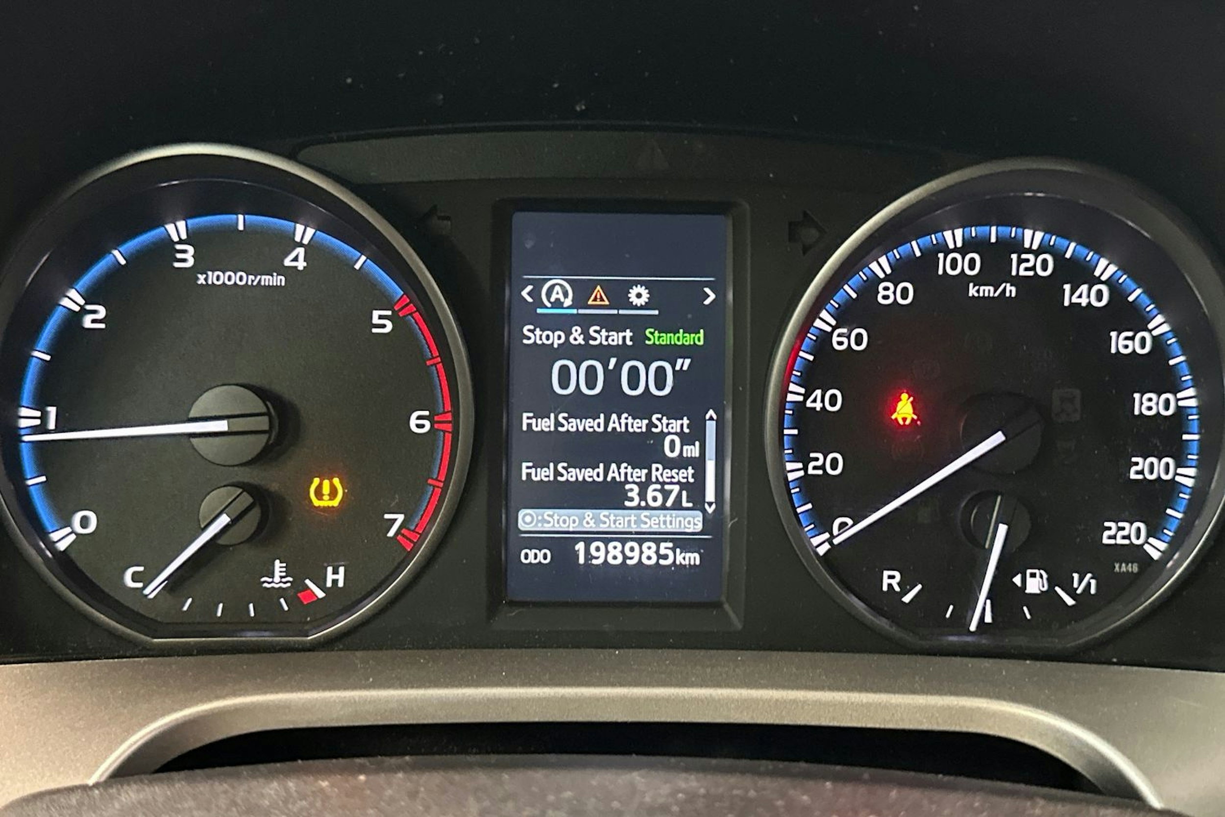 punainen Toyota RAV4 2016 kuva 21.