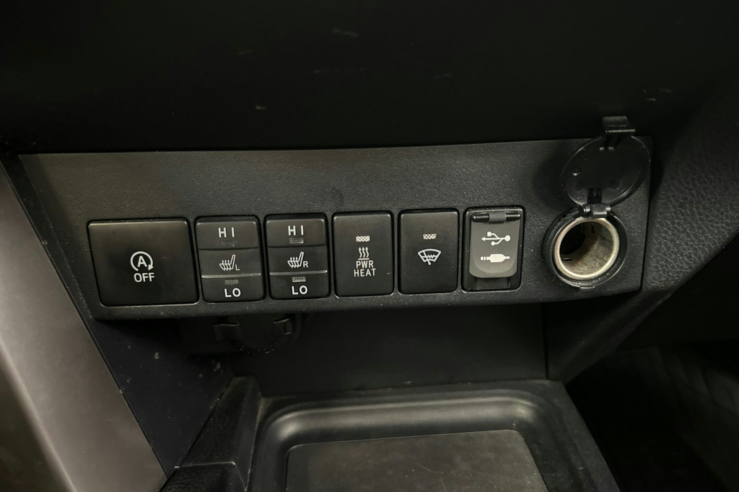 punainen Toyota RAV4 2016 kuva 26.