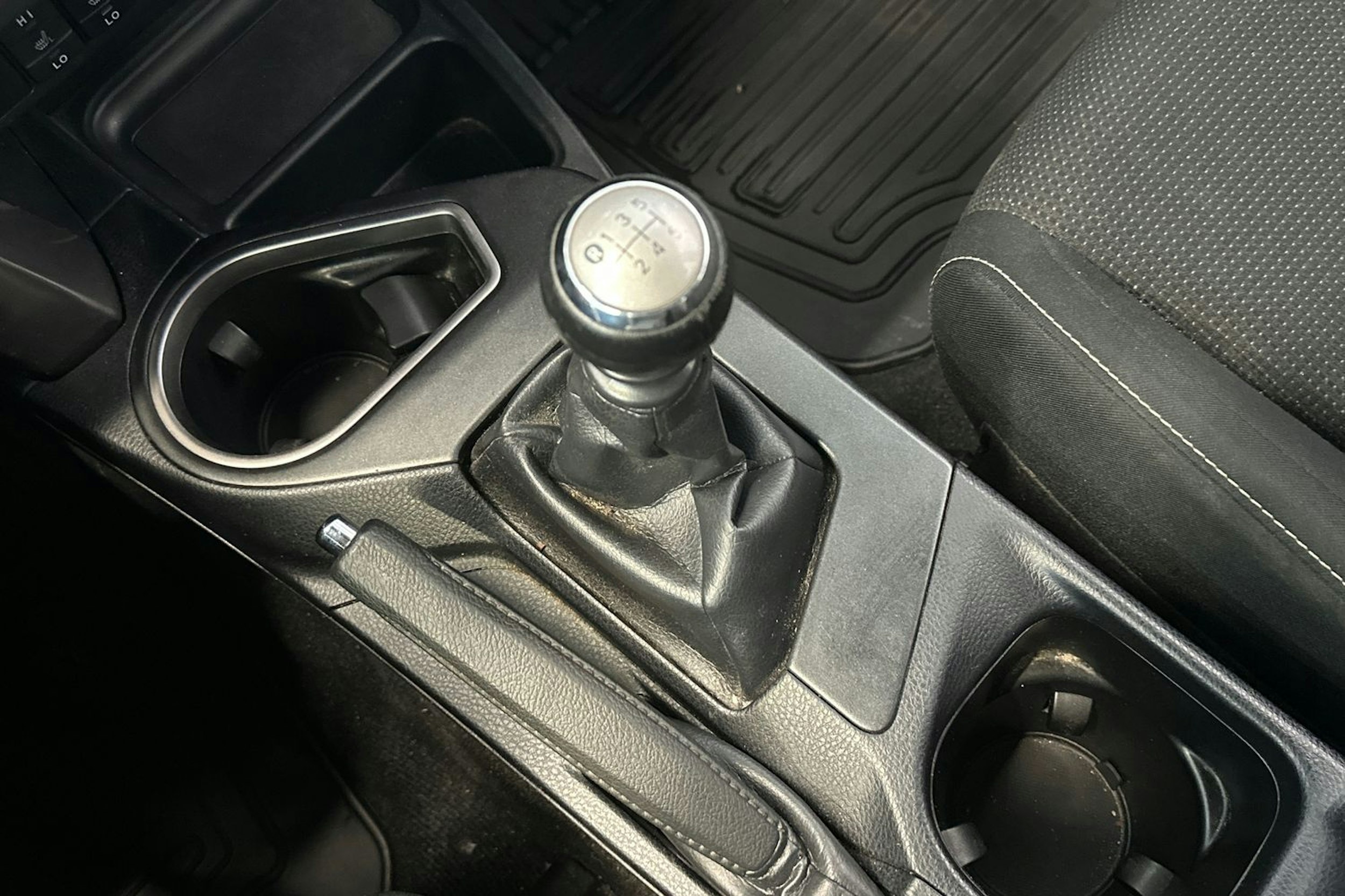 punainen Toyota RAV4 2016 kuva 27.