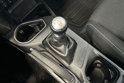 punainen Toyota RAV4 2016 kuva 27.