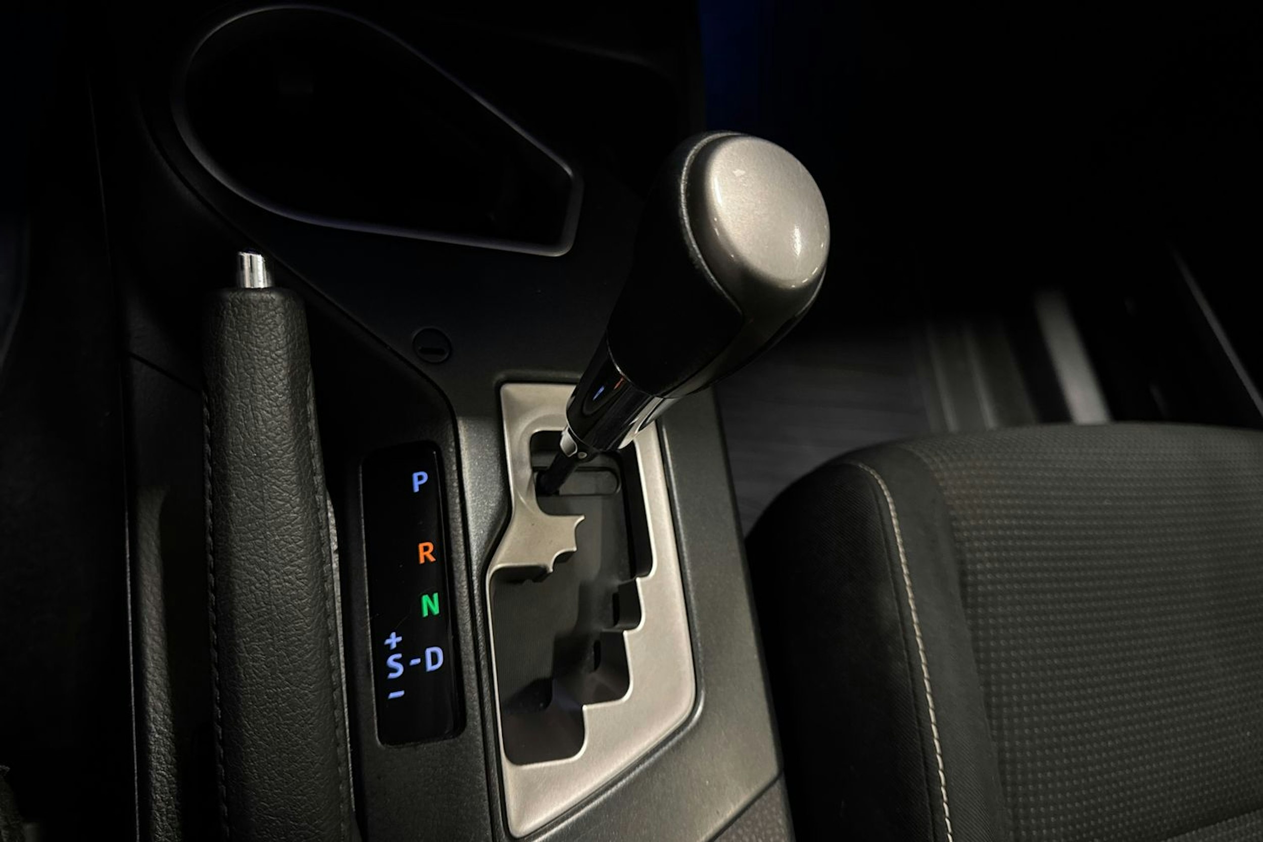 ruskea (beige) Toyota RAV4 2017 kuva 15.