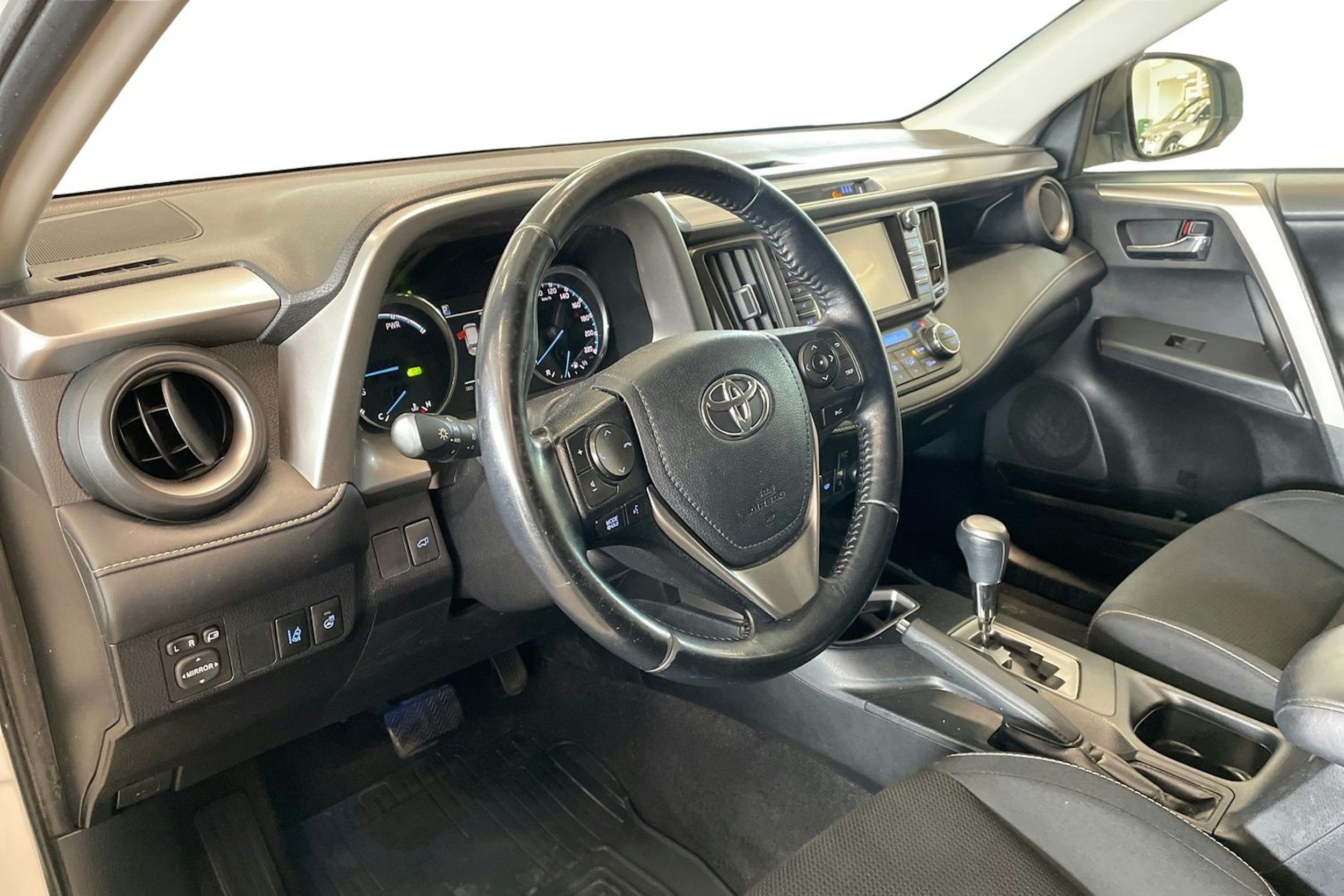 valkoinen Toyota RAV4 2017 kuva 7.
