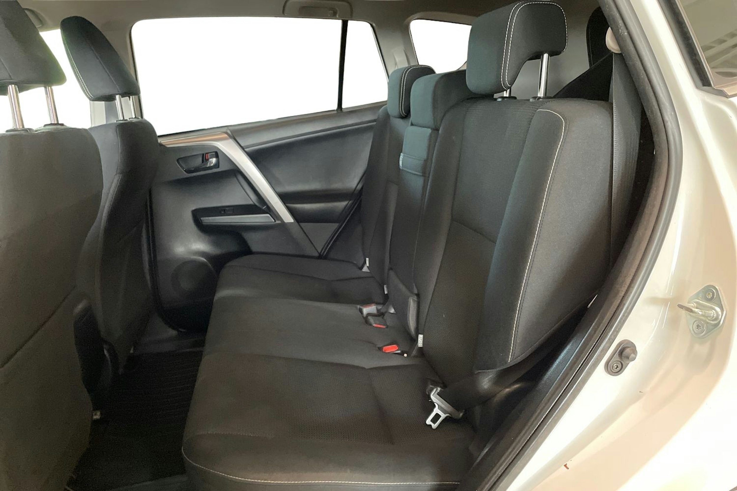 valkoinen Toyota RAV4 2017 kuva 10.