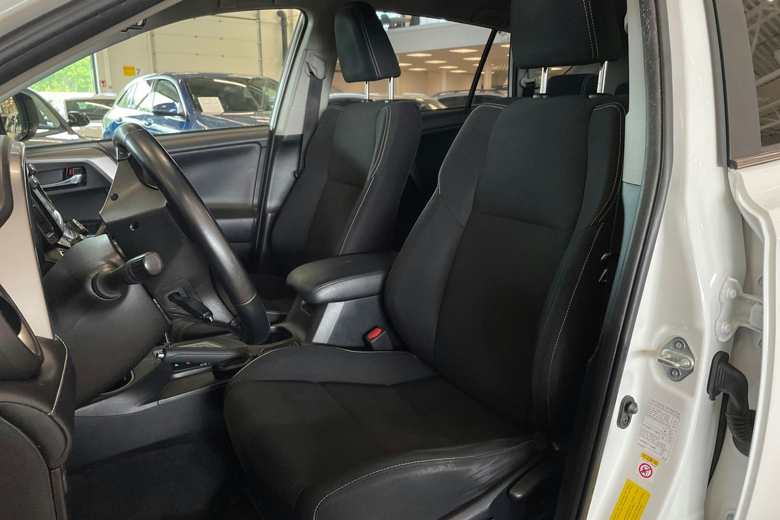 valkoinen Toyota RAV4 2017 kuva 14.