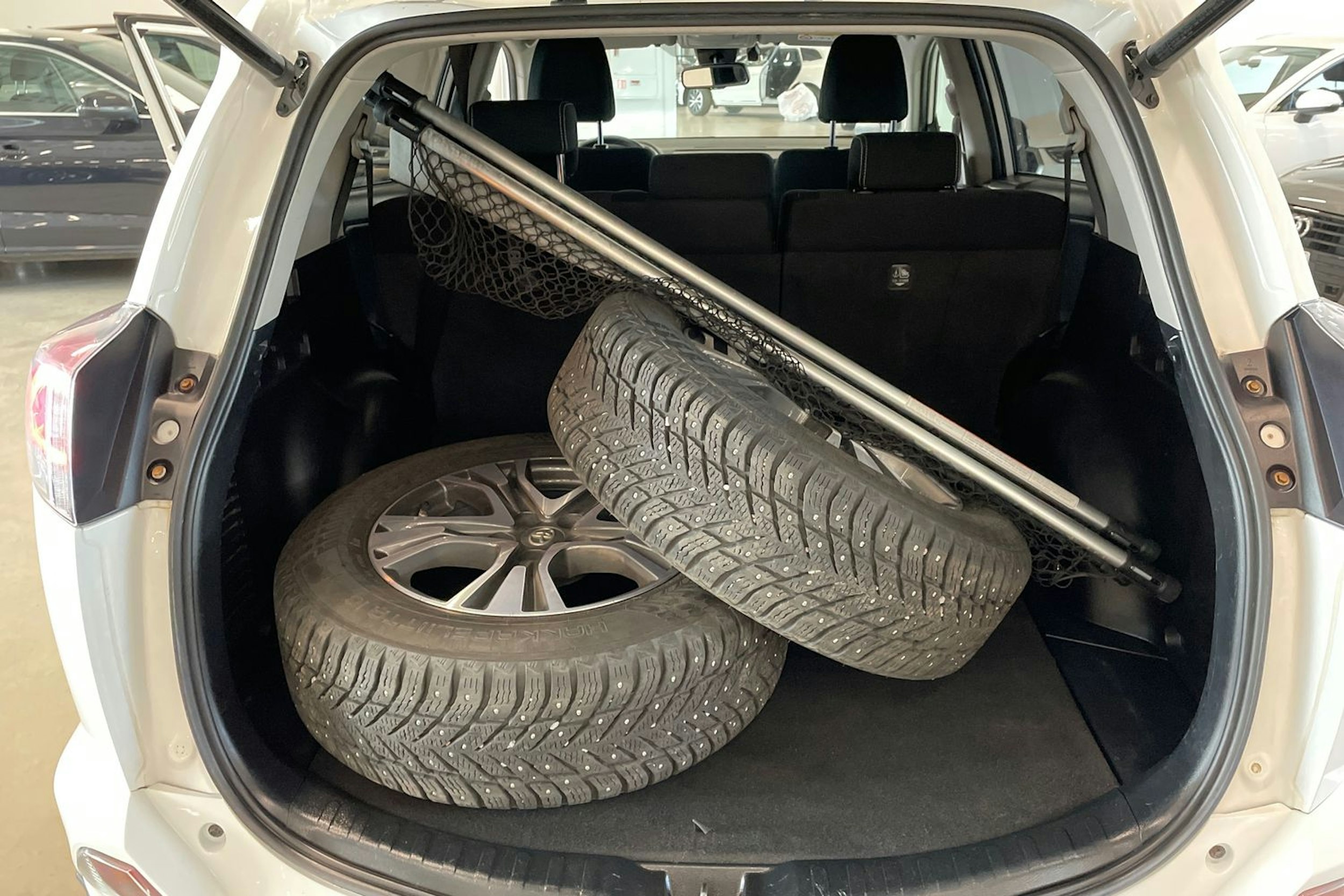 valkoinen Toyota RAV4 2017 kuva 32.