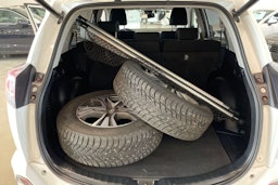 valkoinen Toyota RAV4 2017 kuva 32.