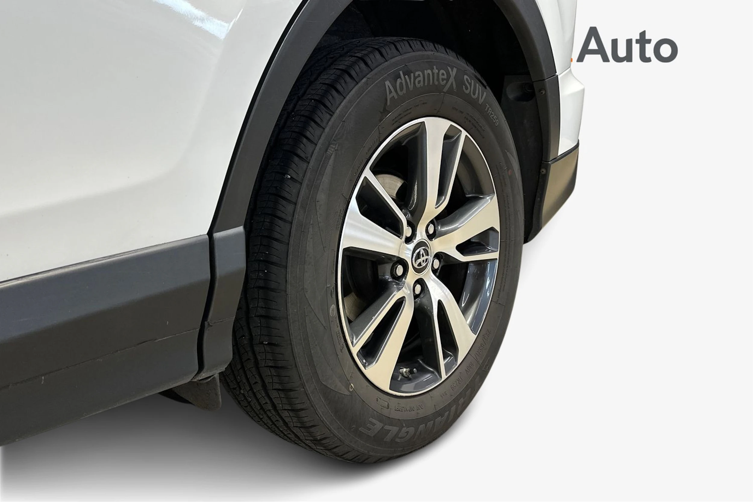 valkoinen Toyota RAV4 2017 kuva 9.