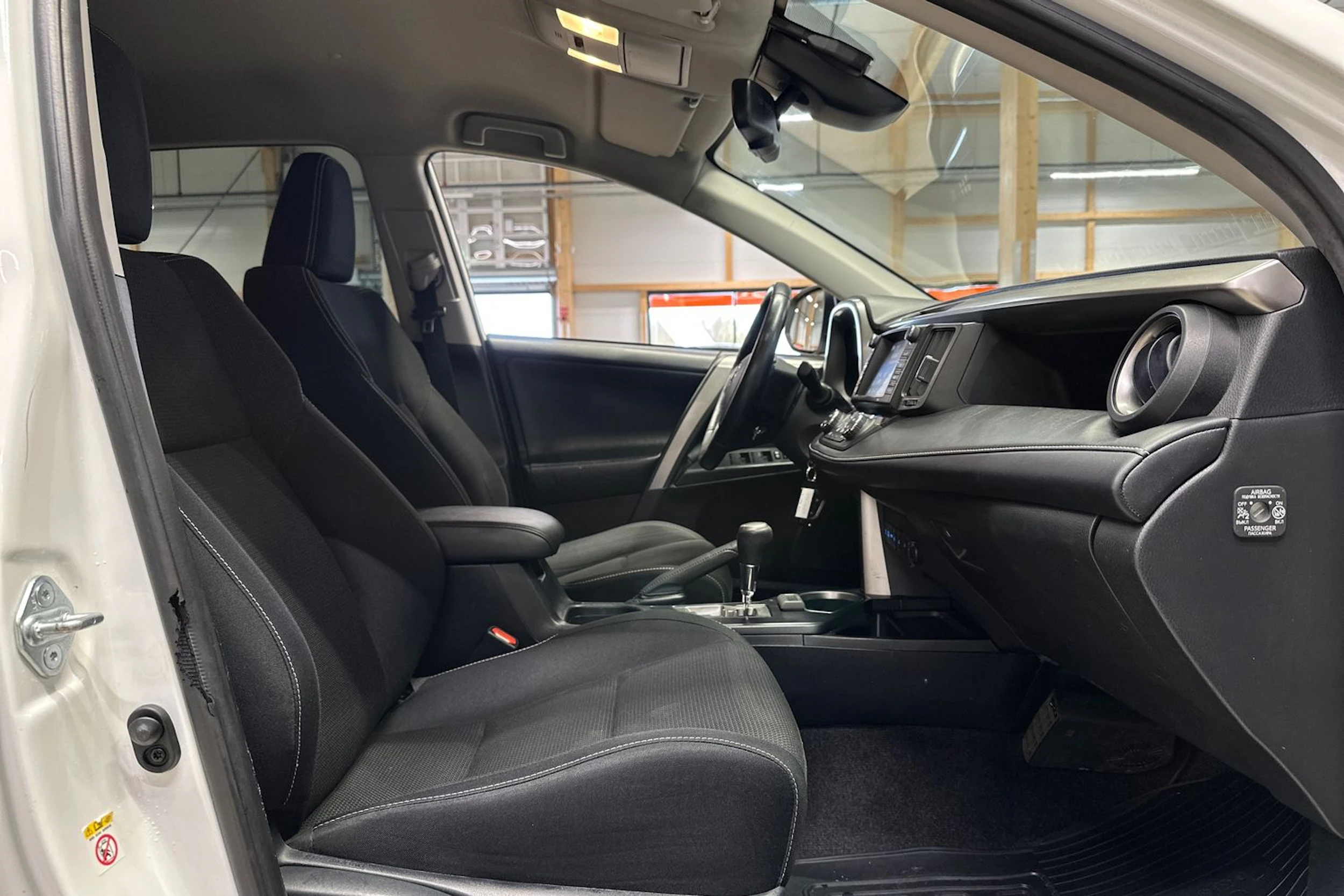 valkoinen Toyota RAV4 2017 kuva 11.