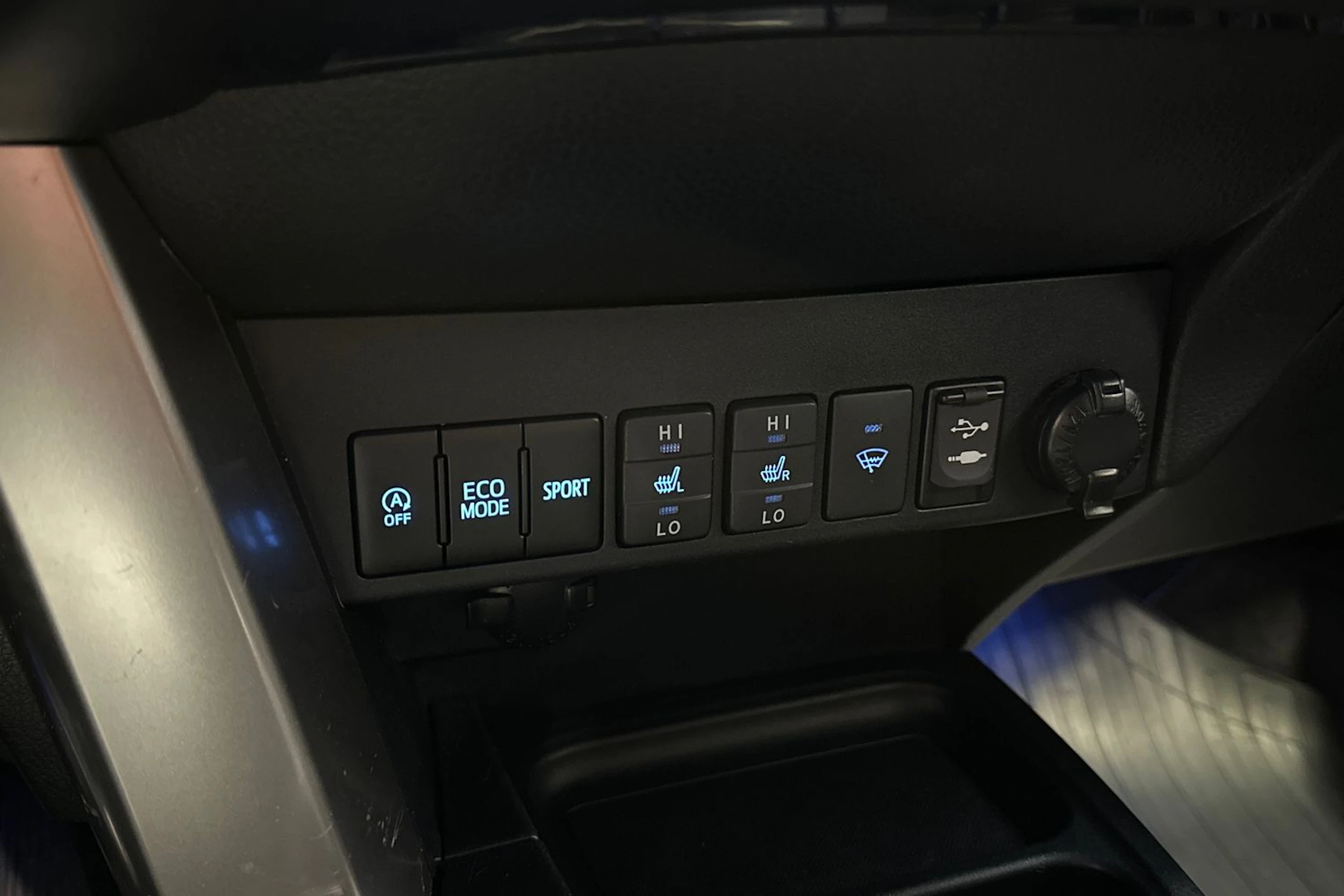 valkoinen Toyota RAV4 2017 kuva 15.
