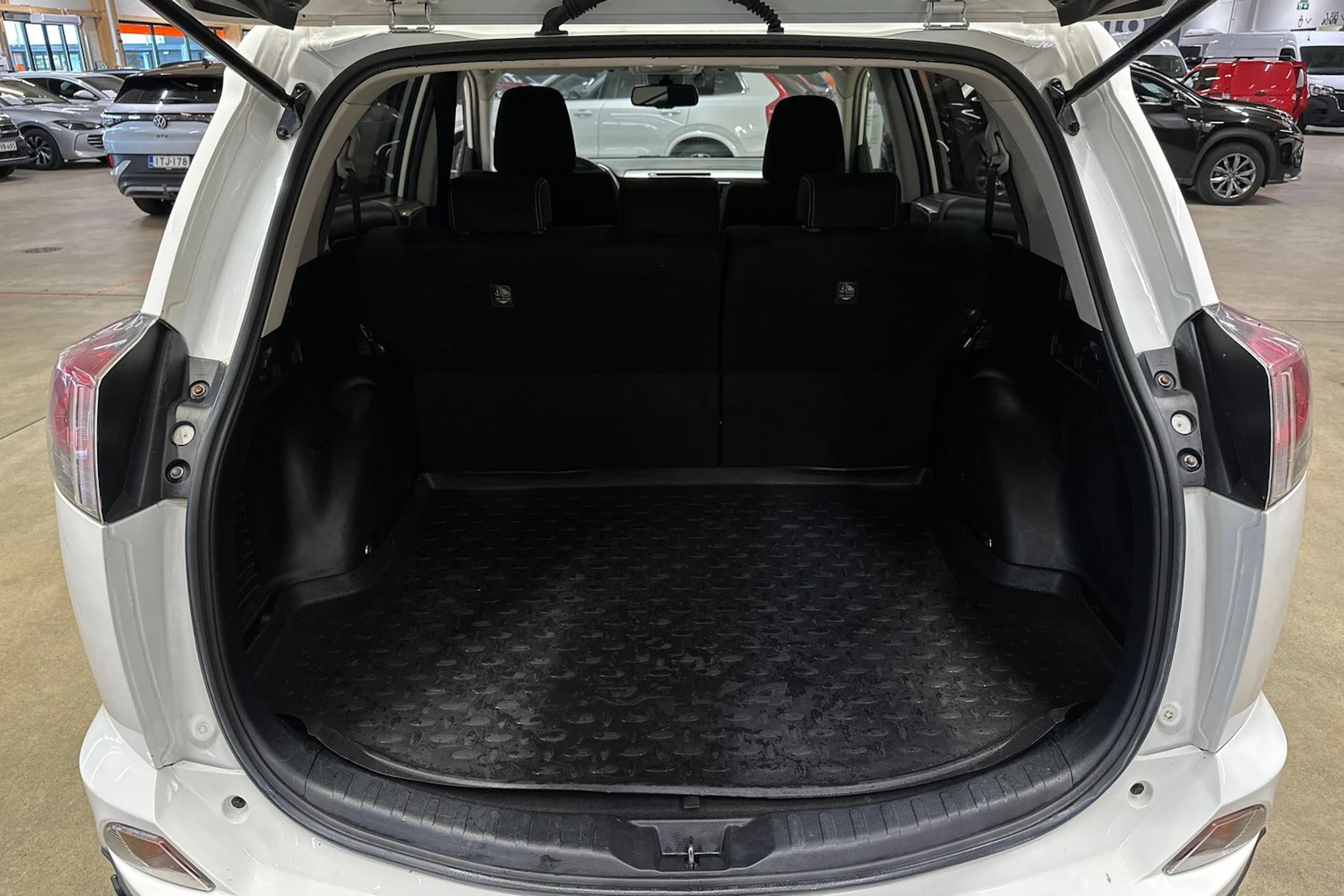valkoinen Toyota RAV4 2017 kuva 23.