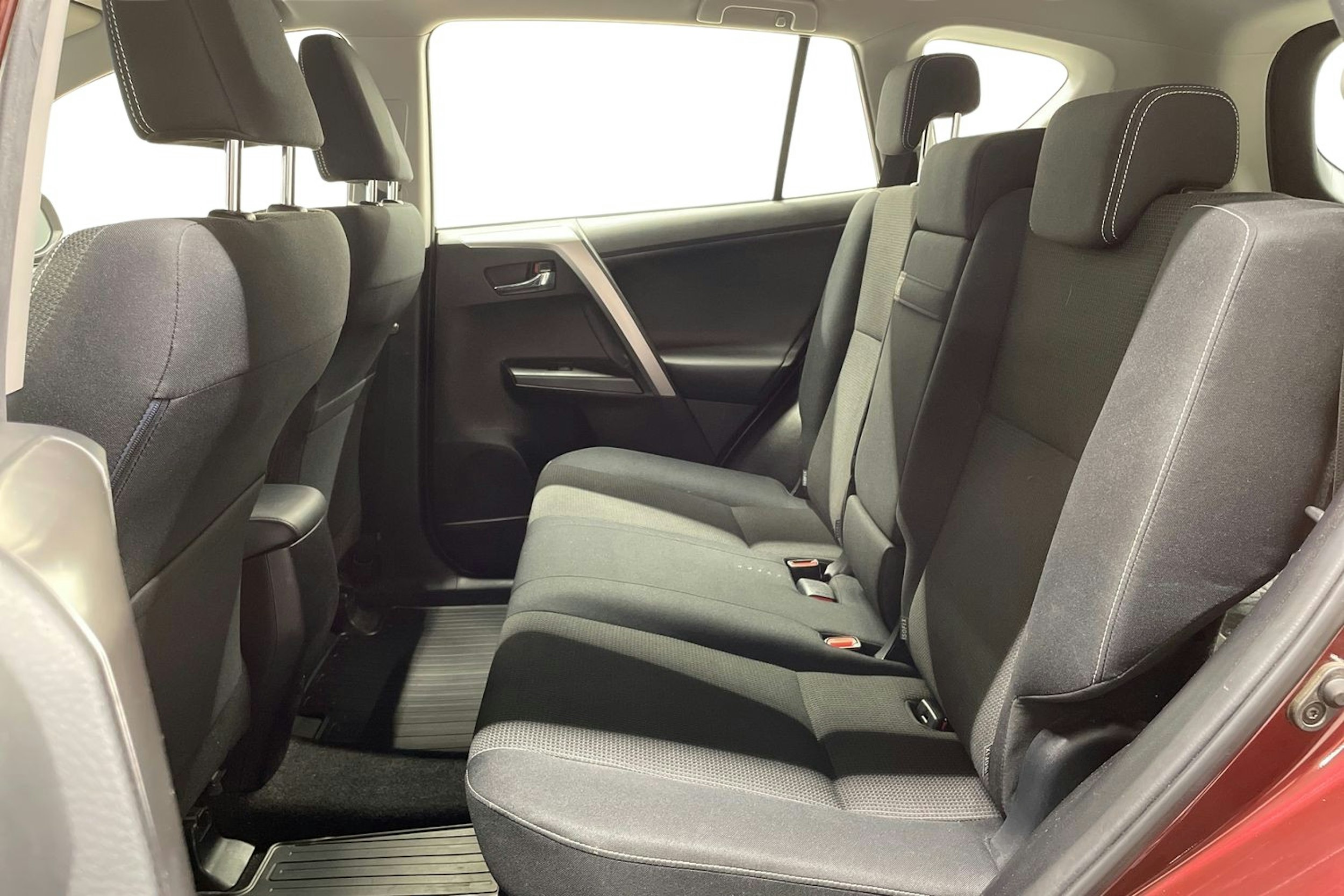 punainen Toyota RAV4 2017 kuva 10.