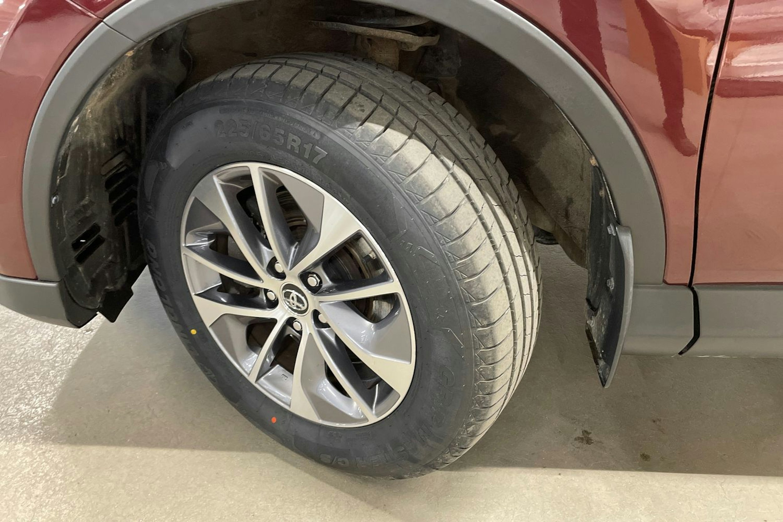 punainen Toyota RAV4 2017 kuva 13.