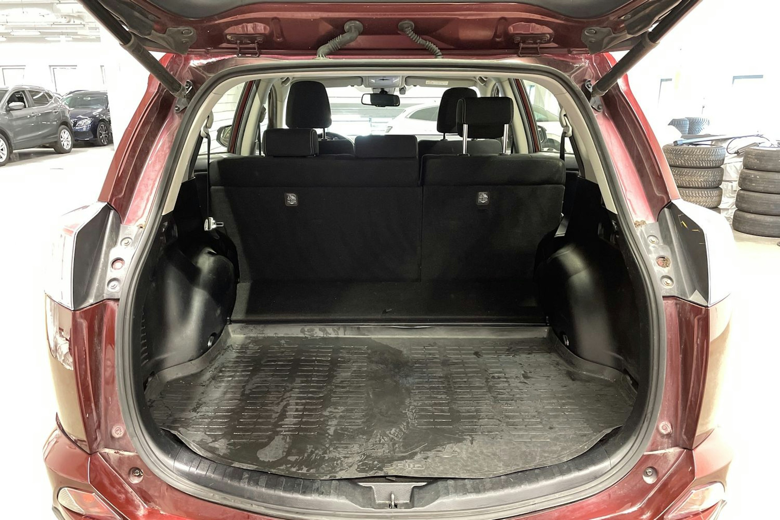 punainen Toyota RAV4 2017 kuva 14.
