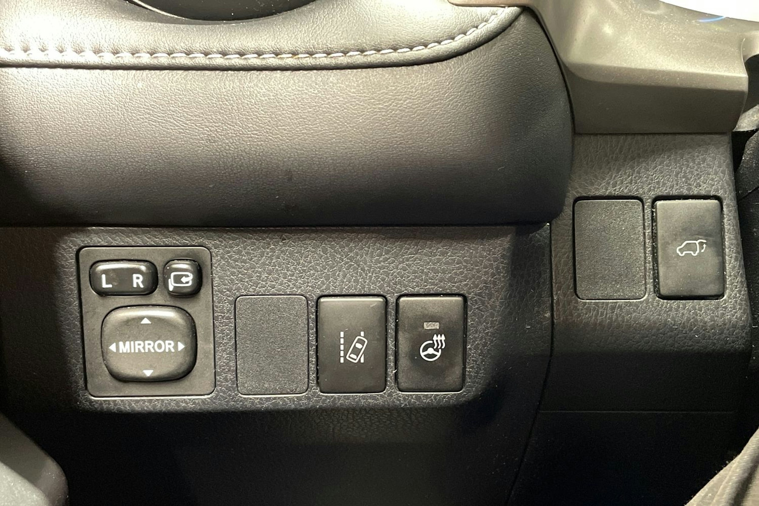 punainen Toyota RAV4 2017 kuva 21.