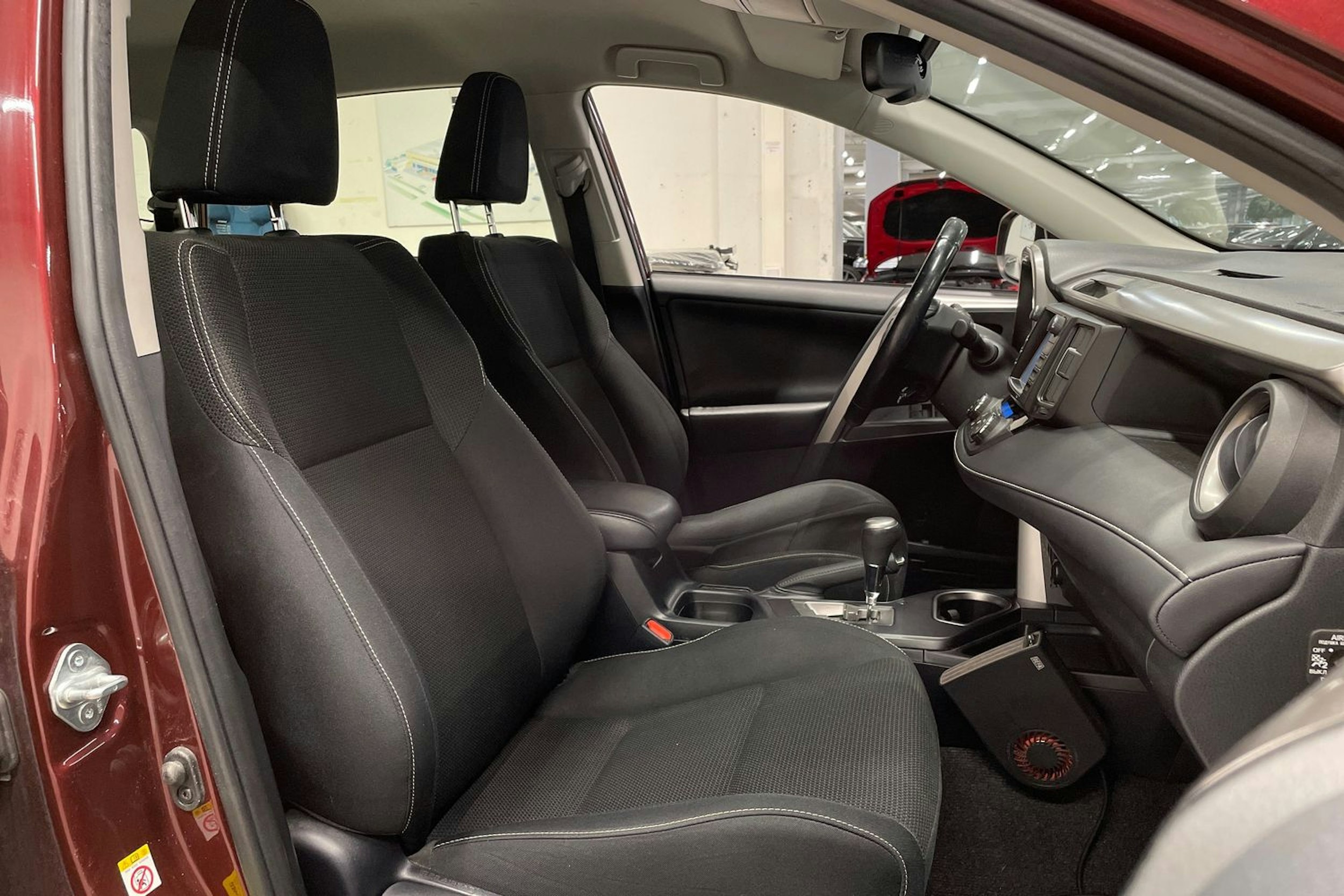 punainen Toyota RAV4 2017 kuva 25.
