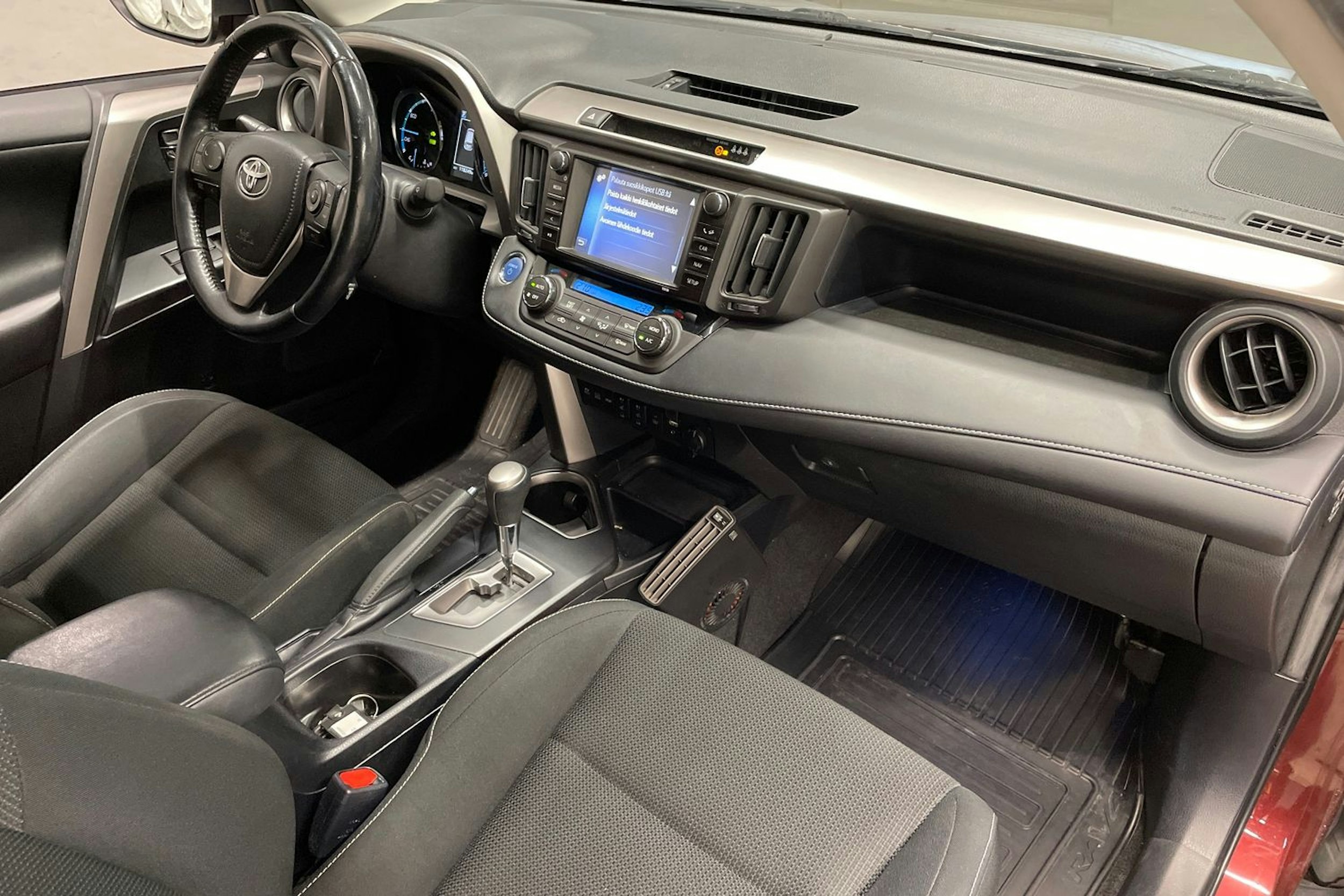 punainen Toyota RAV4 2017 kuva 26.