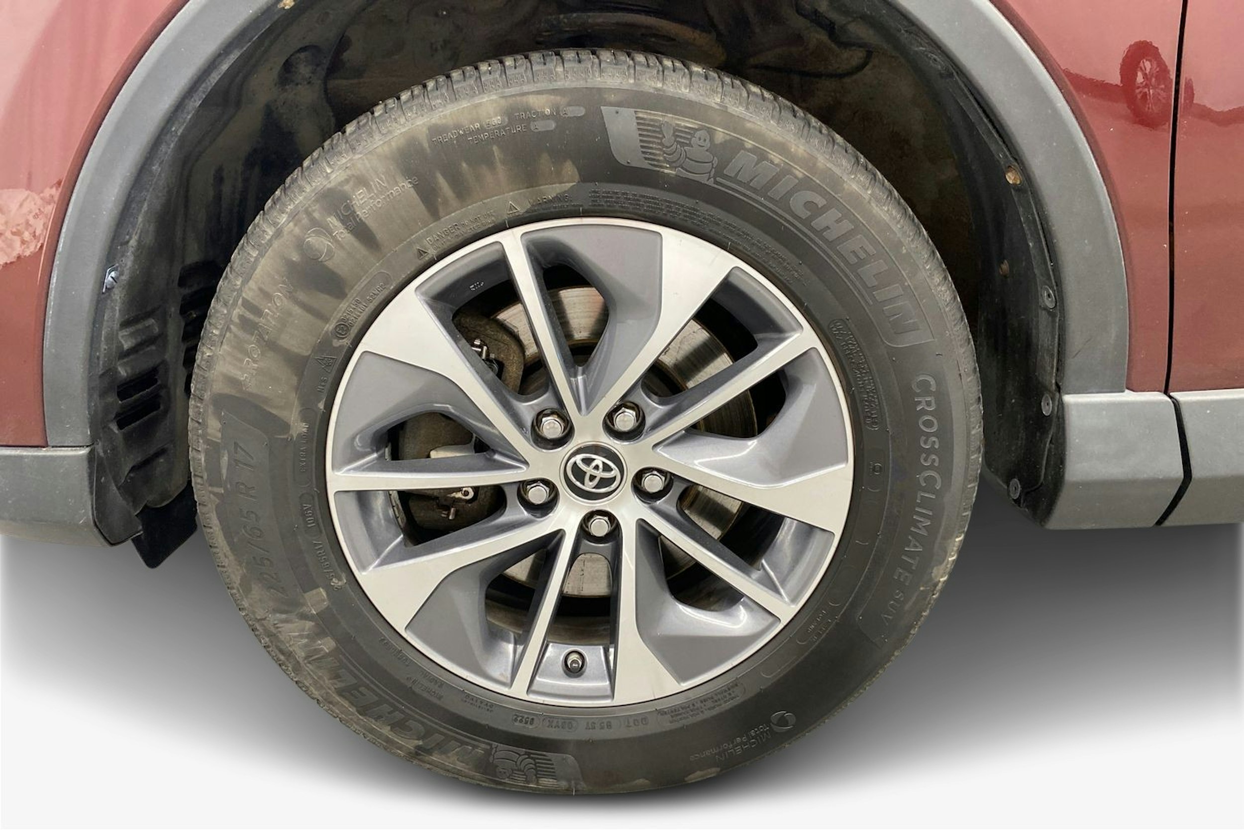 punainen Toyota RAV4 2017 kuva 11.