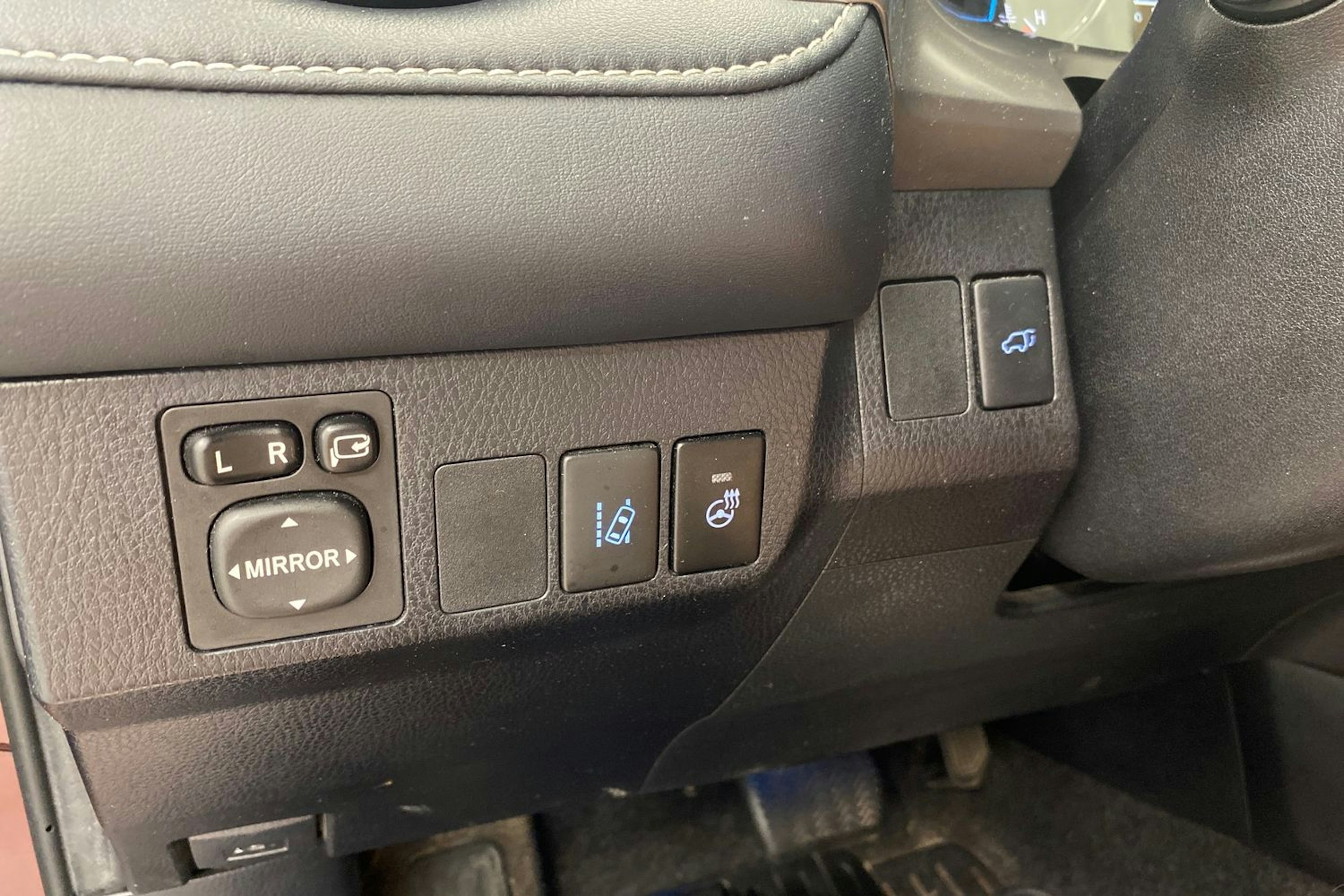 punainen Toyota RAV4 2017 kuva 15.