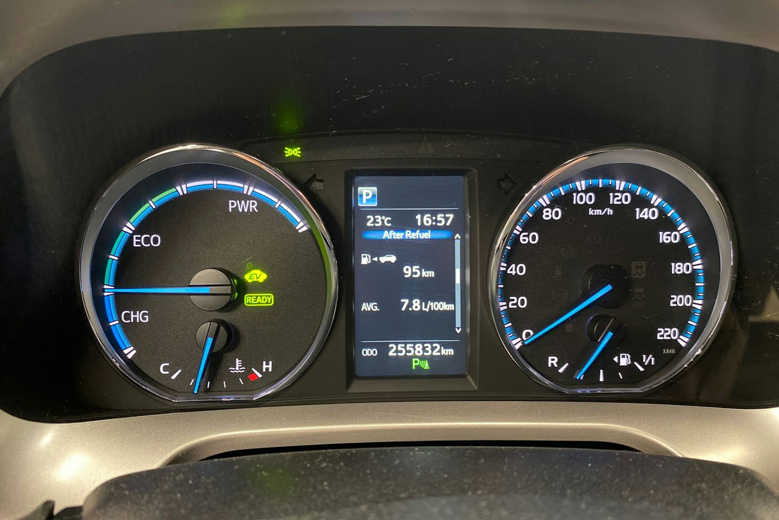 punainen Toyota RAV4 2017 kuva 16.