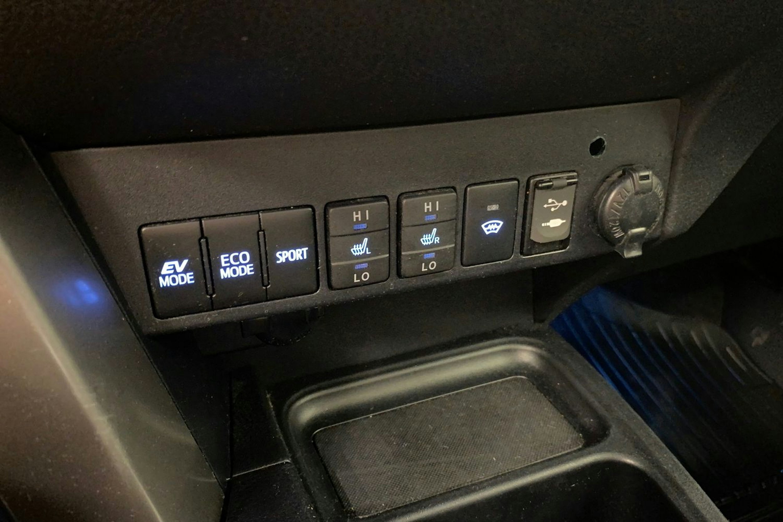 punainen Toyota RAV4 2017 kuva 18.