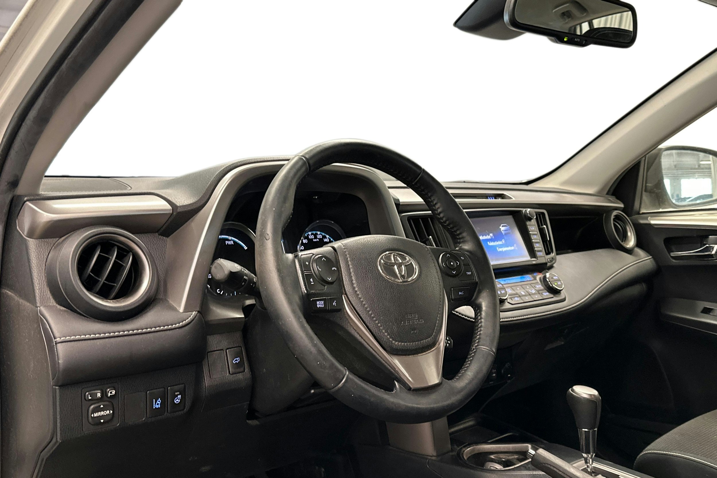 valkoinen Toyota RAV4 2017 kuva 3.