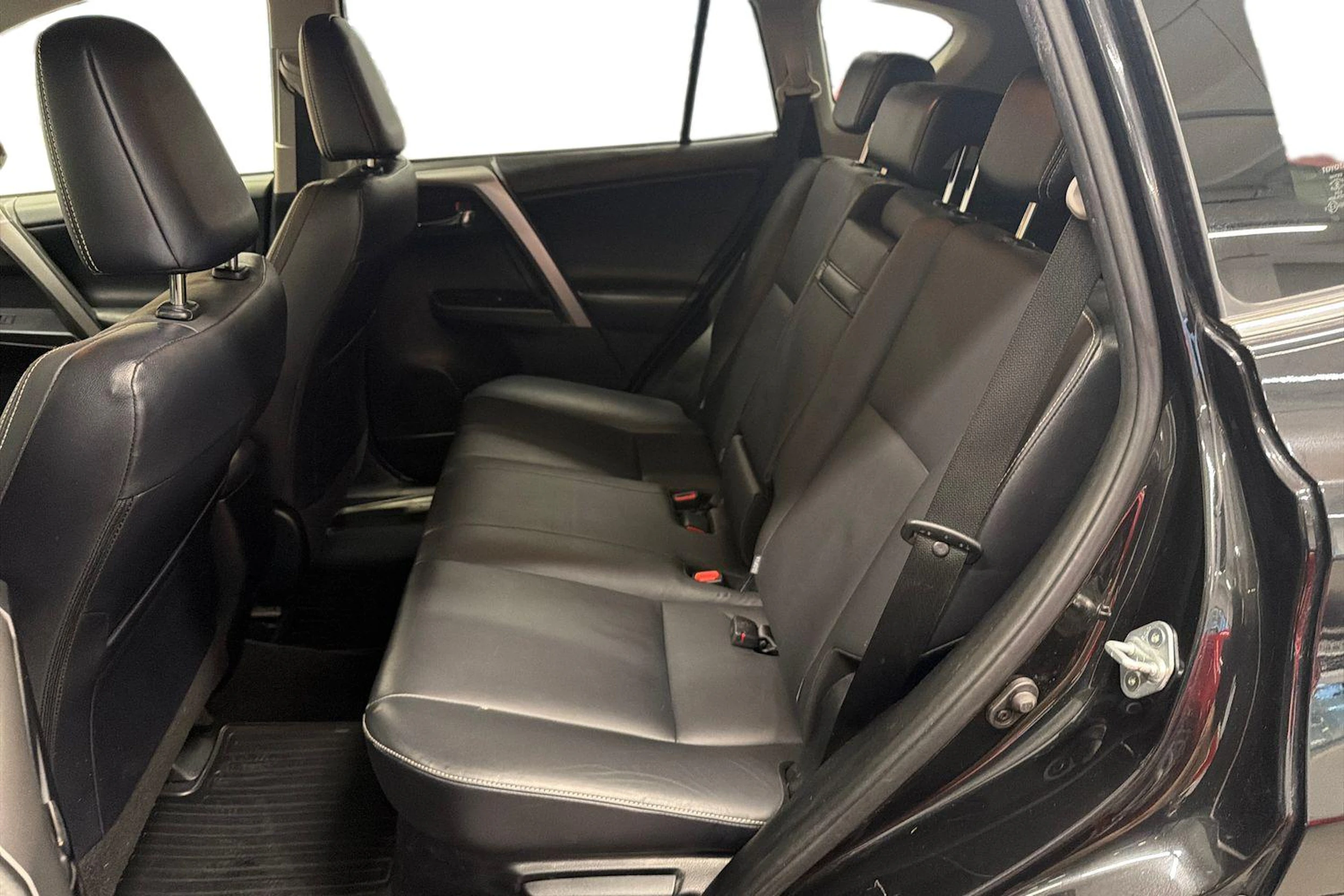 musta Toyota RAV4 2017 kuva 8.