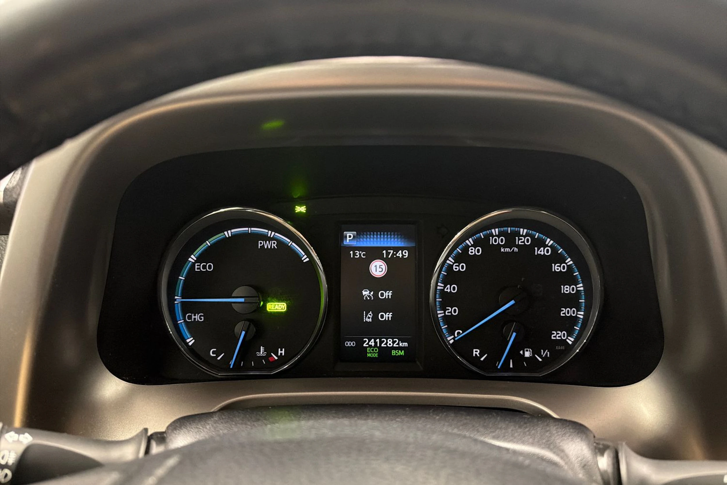 musta Toyota RAV4 2017 kuva 11.