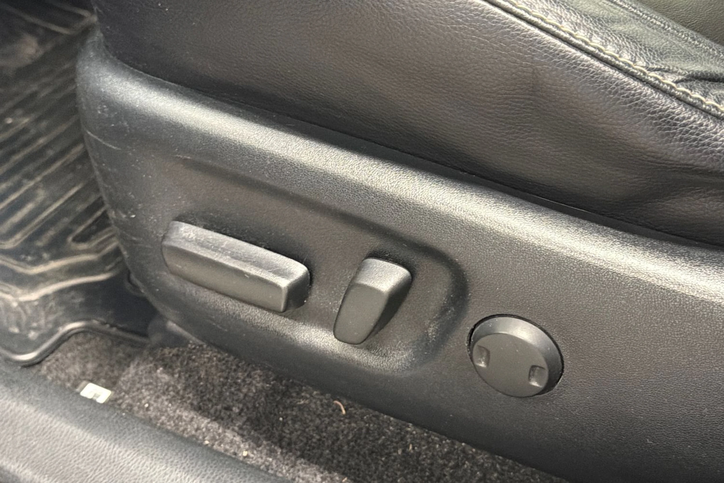 musta Toyota RAV4 2017 kuva 17.