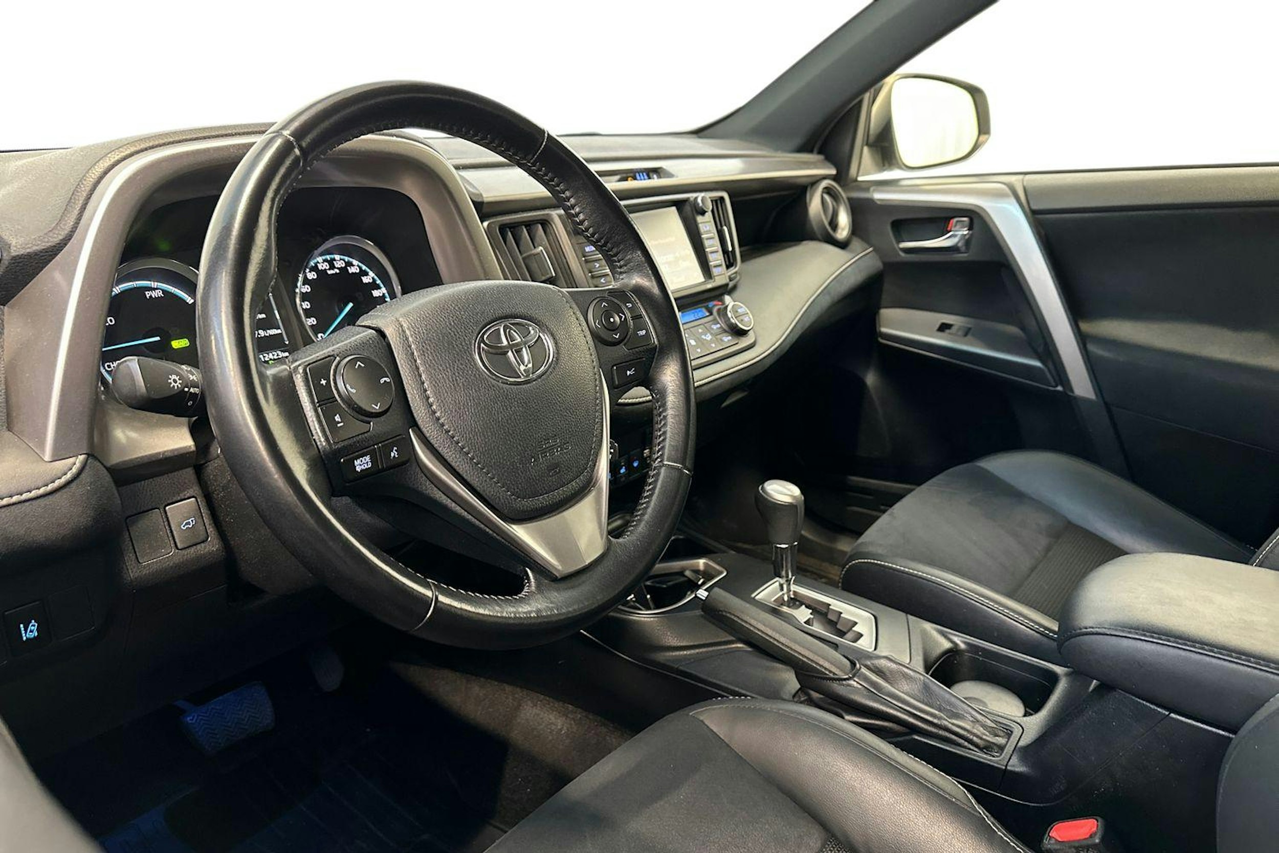 valkoinen Toyota RAV4 2017 kuva 6.