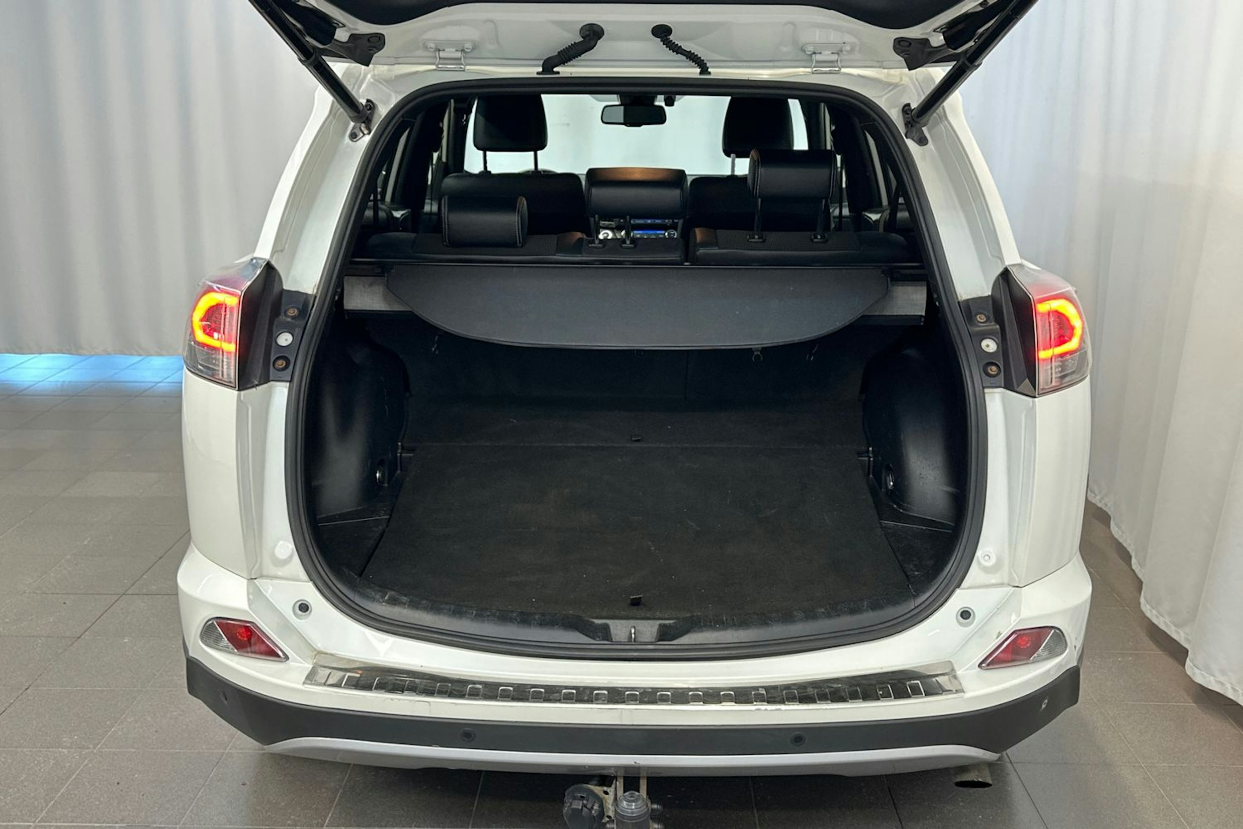 valkoinen Toyota RAV4 2017 kuva 10.