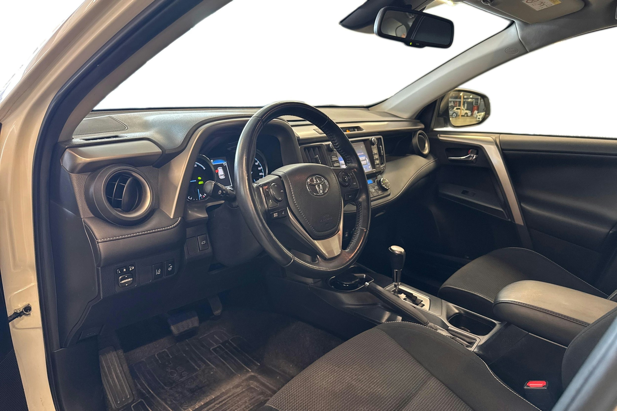 valkoinen Toyota RAV4 2017 kuva 3.