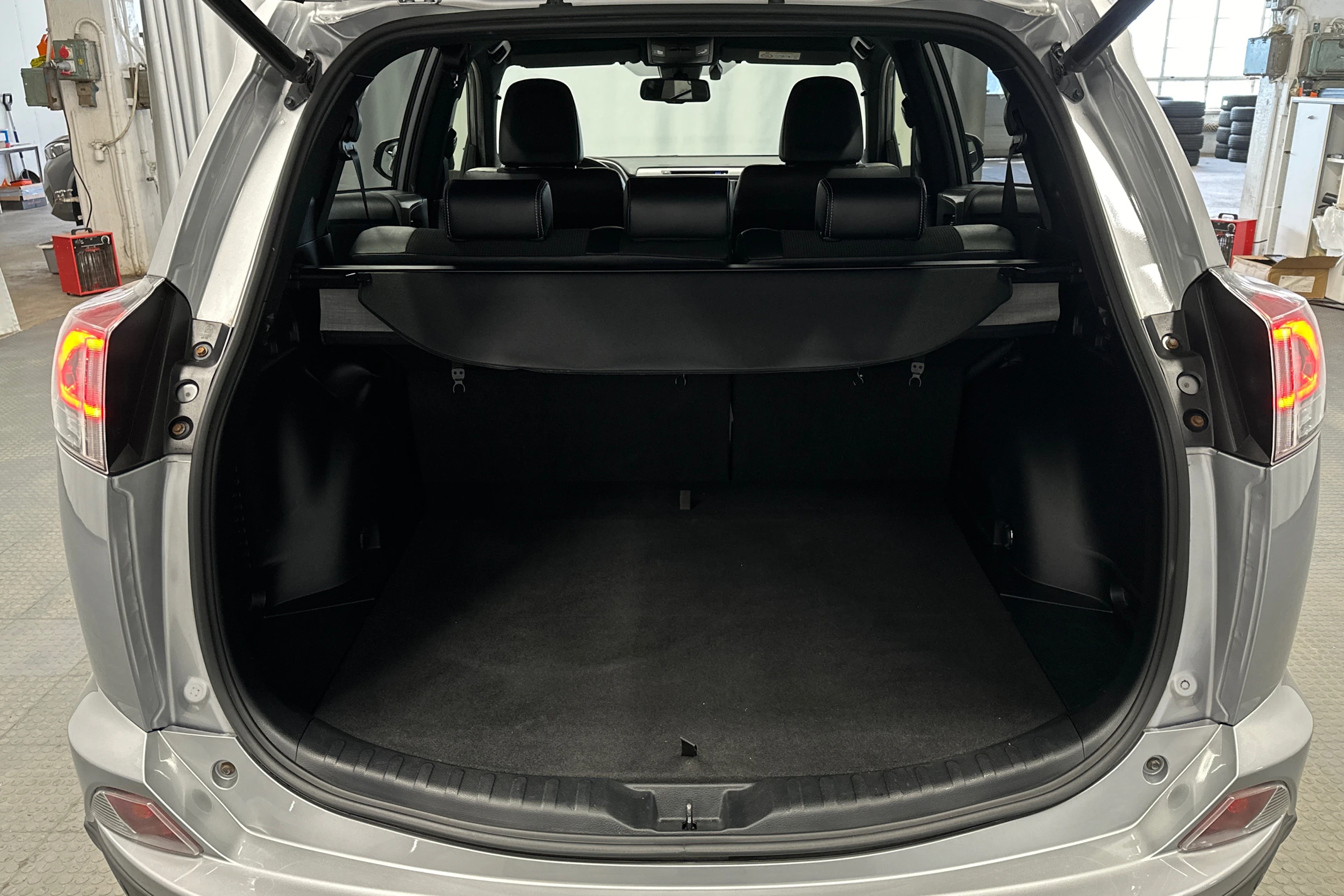 met. hopea Toyota RAV4 2018 kuva 15.