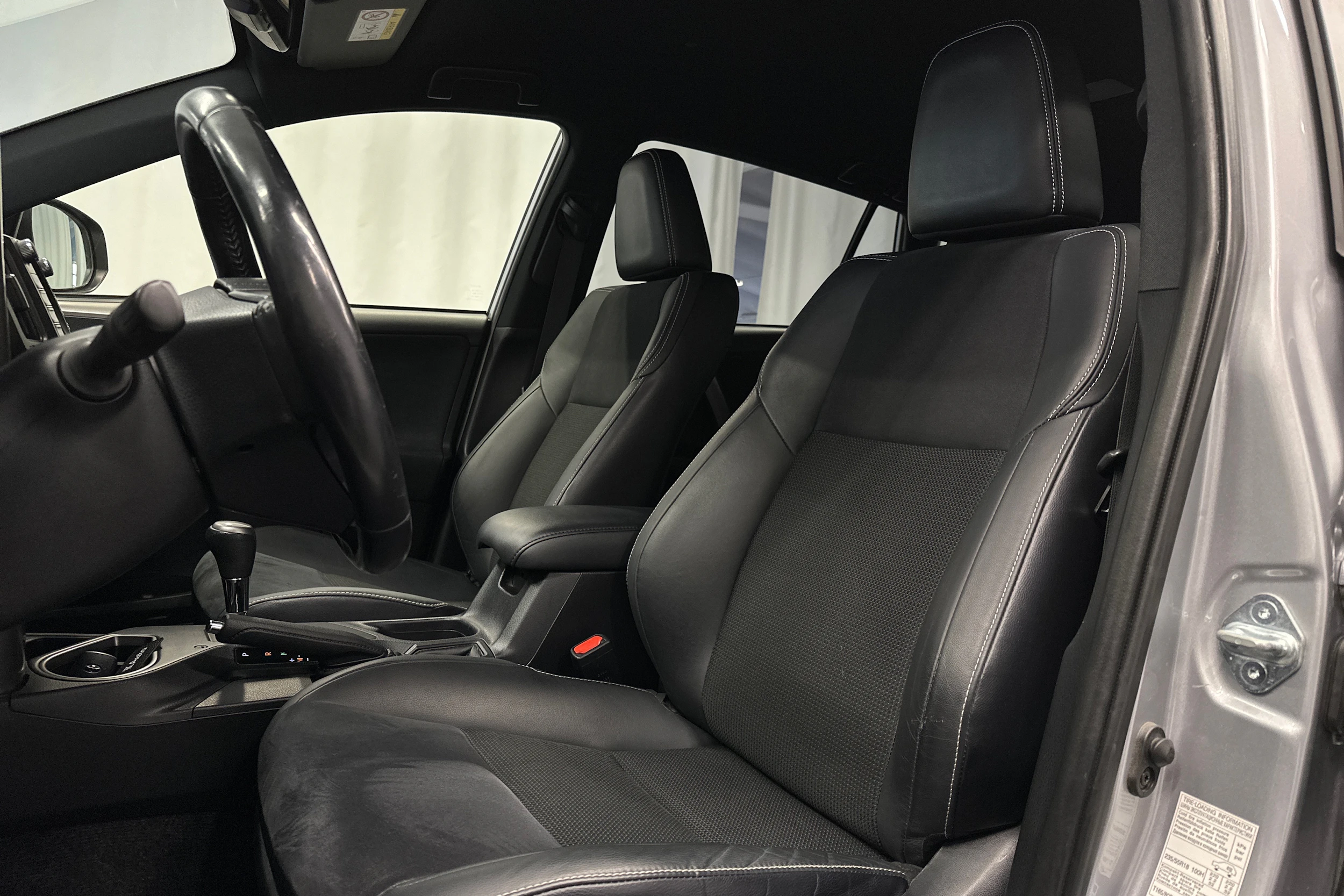 met. hopea Toyota RAV4 2018 kuva 17.