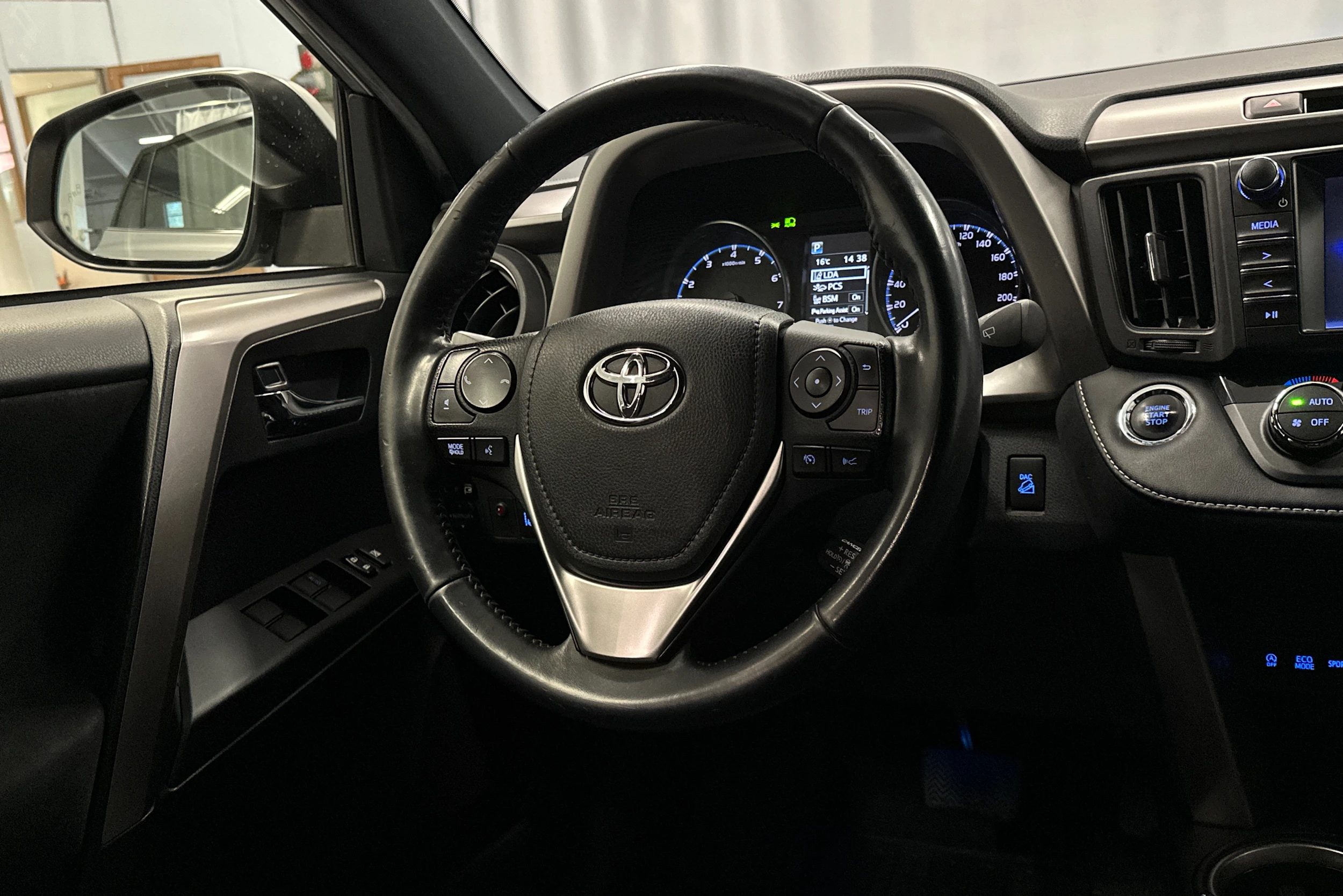 met. hopea Toyota RAV4 2018 kuva 19.