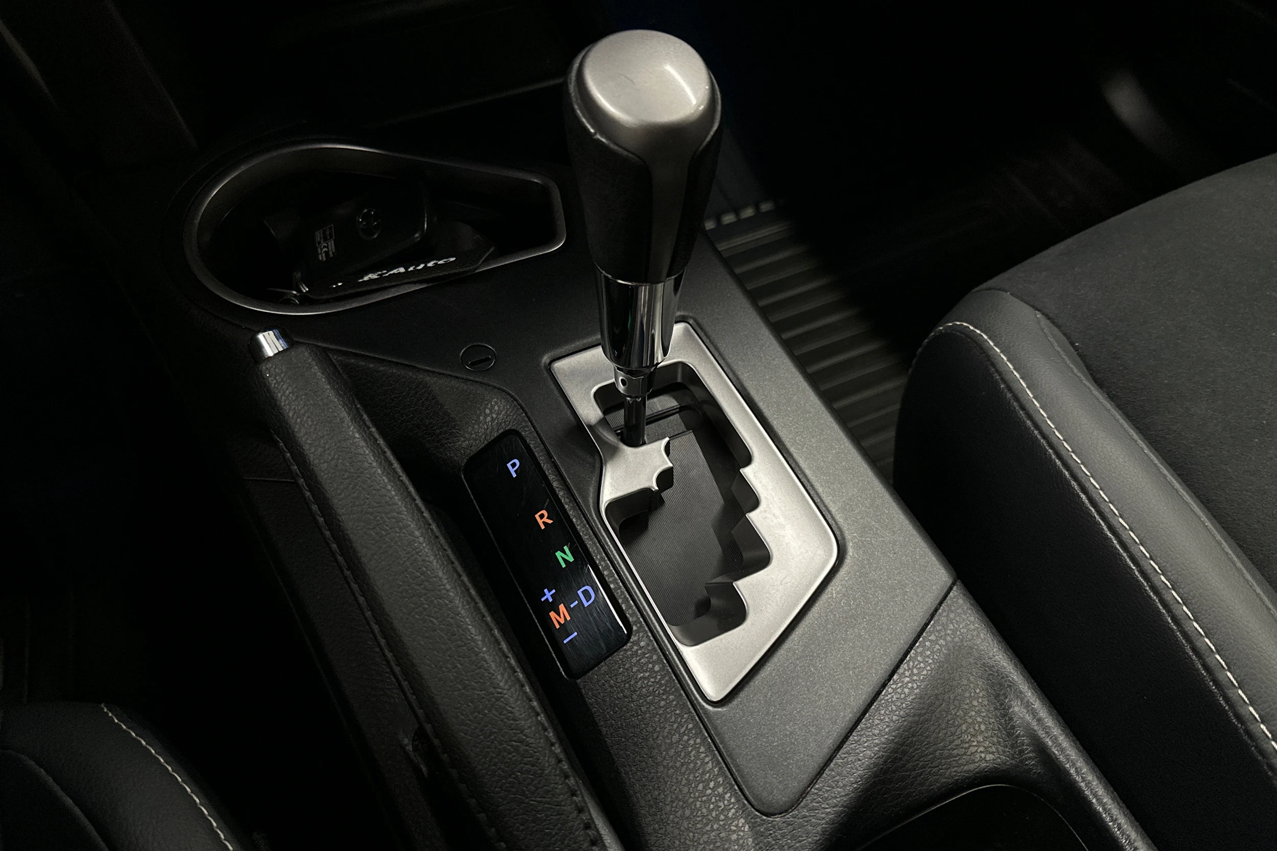 met. hopea Toyota RAV4 2018 kuva 30.