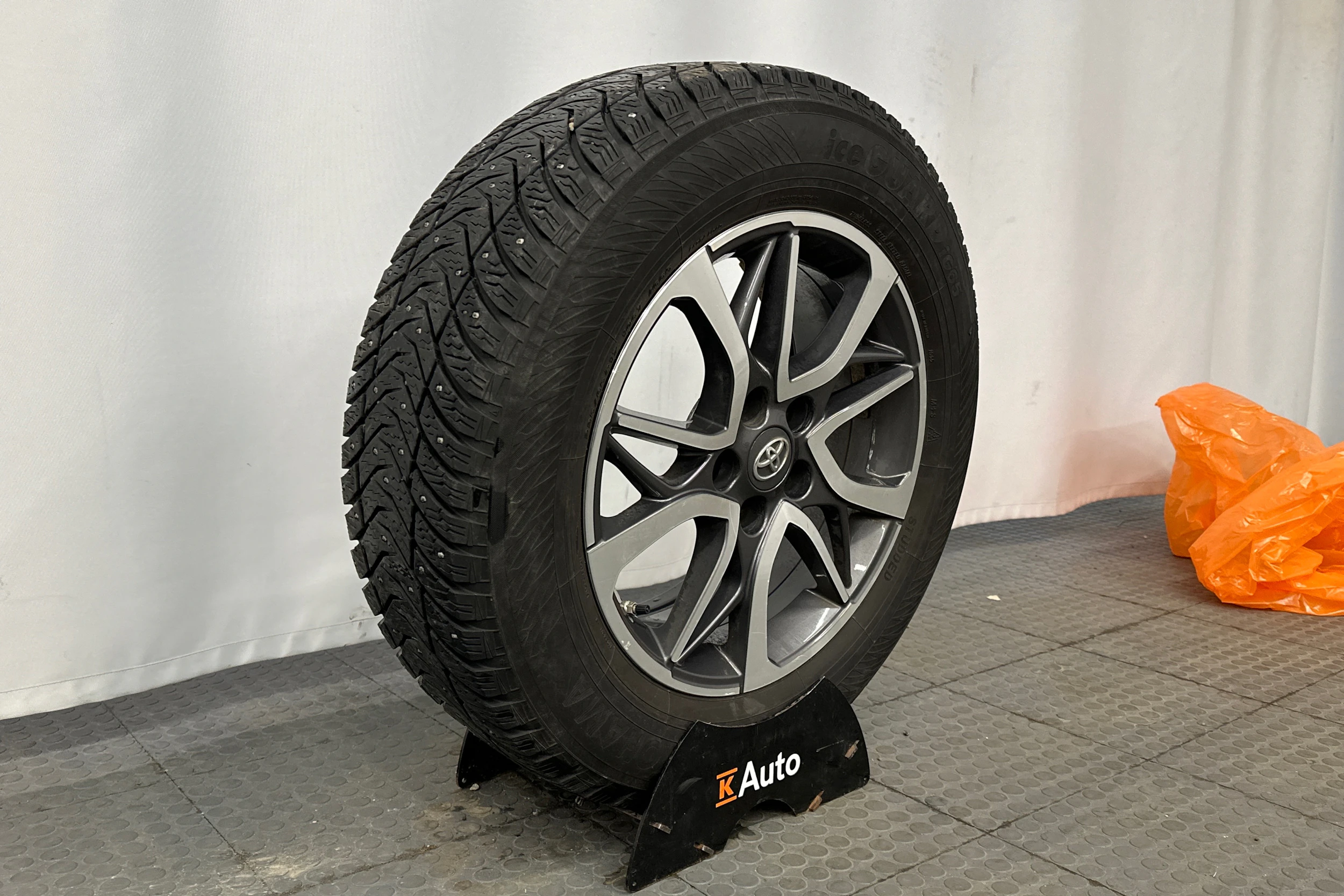 hopea Toyota RAV4 2018 kuva 13.