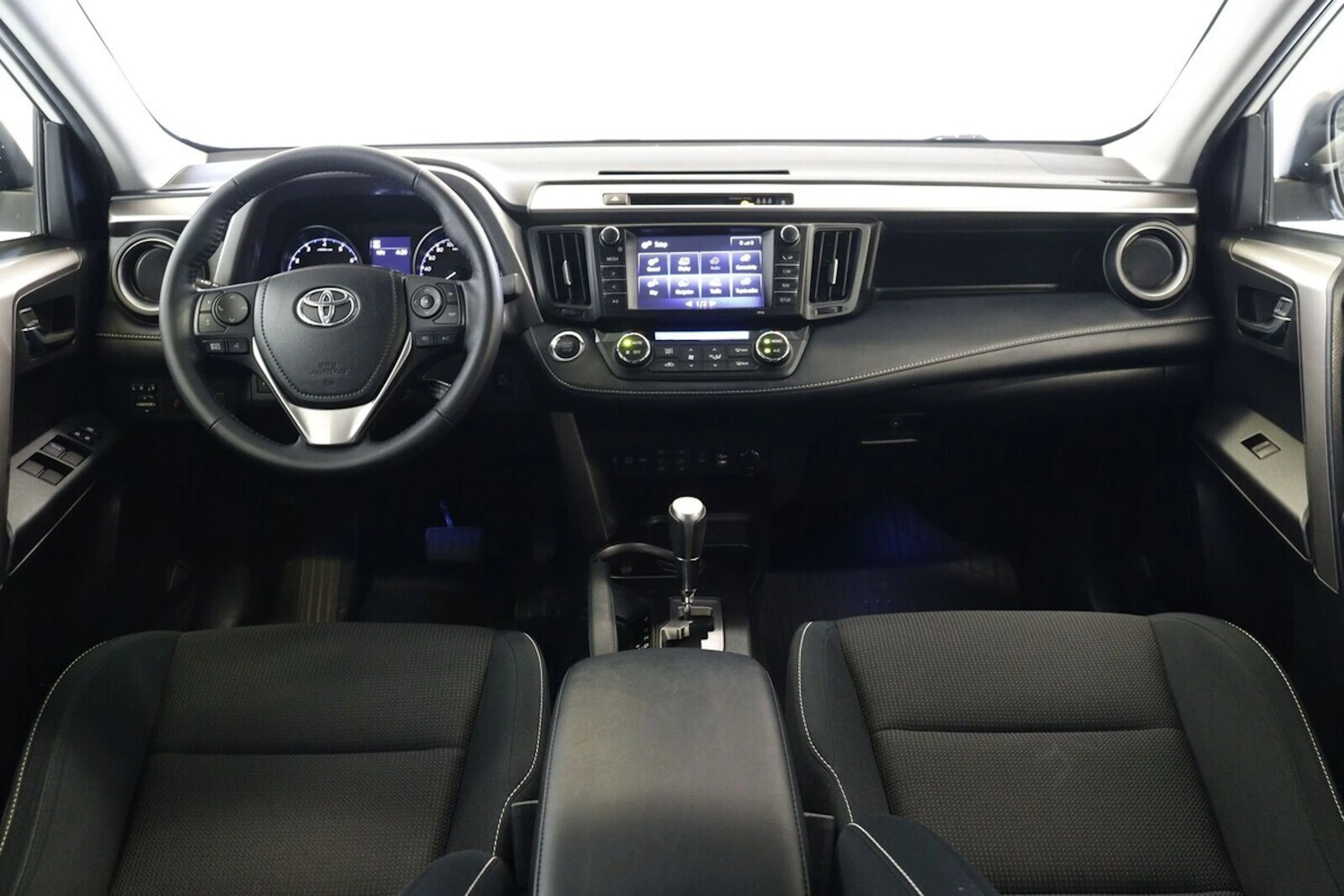 valkoinen Toyota RAV4 2018 kuva 6.