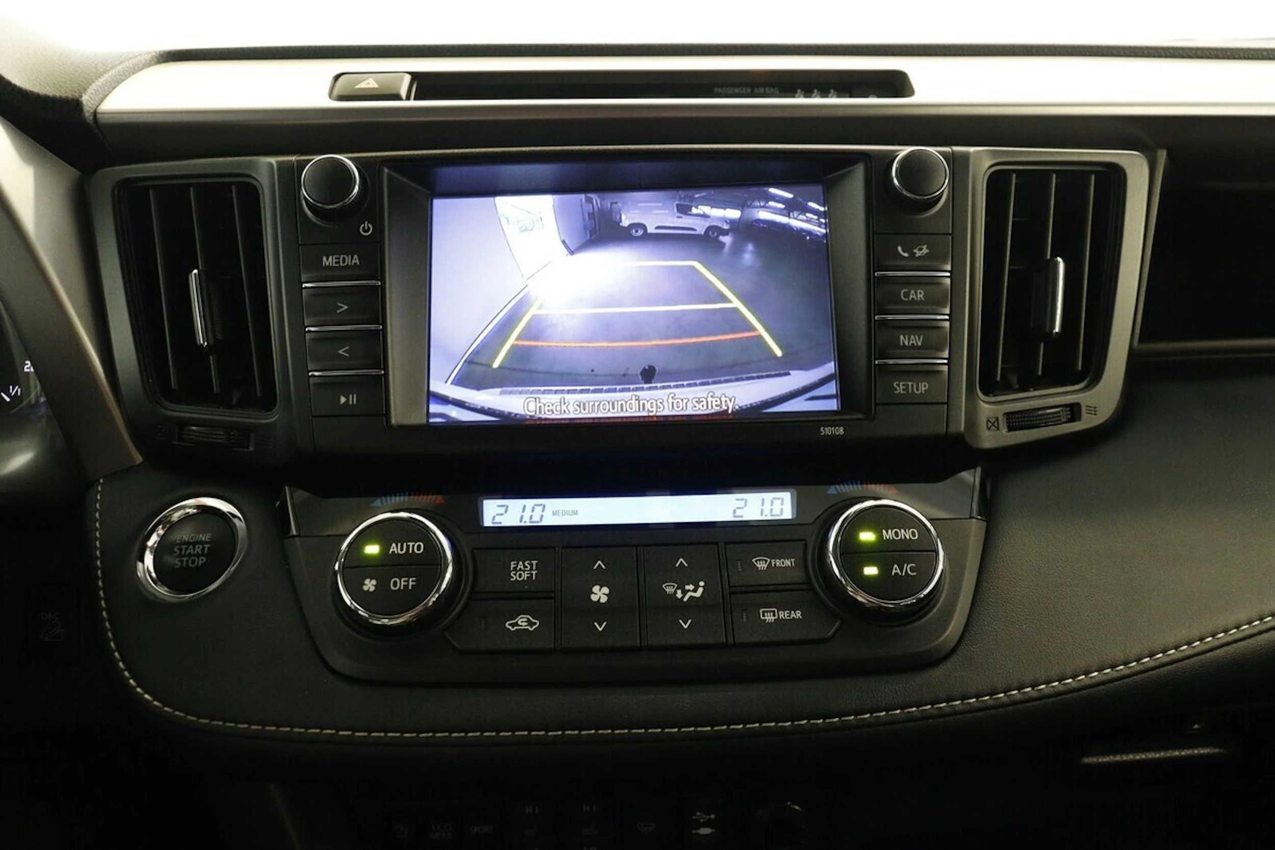 valkoinen Toyota RAV4 2018 kuva 8.