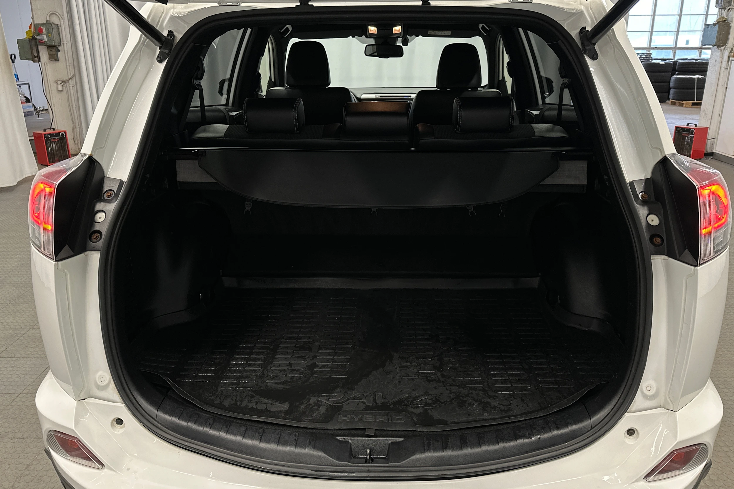 valkoinen Toyota RAV4 2018 kuva 15.