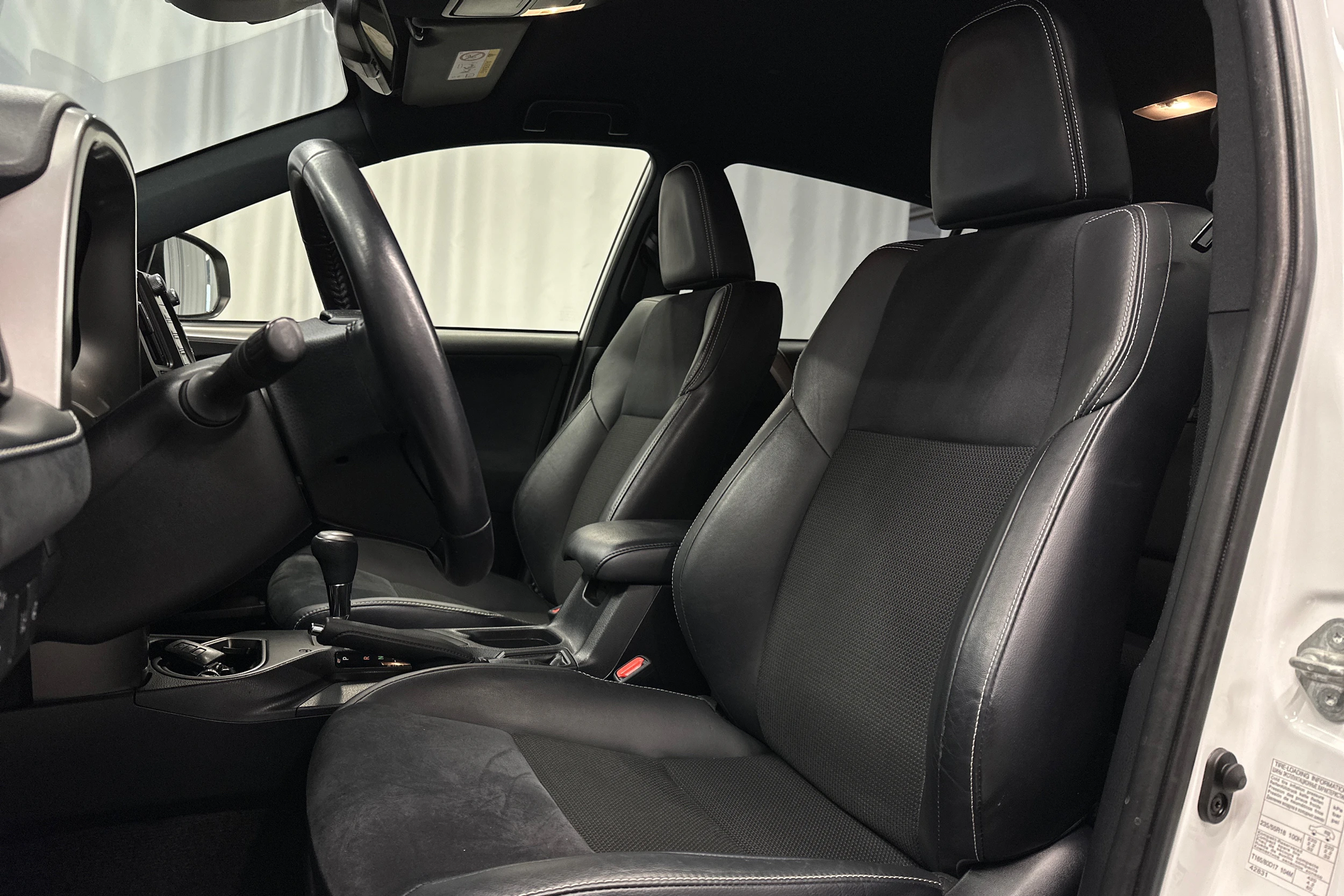 valkoinen Toyota RAV4 2018 kuva 18.