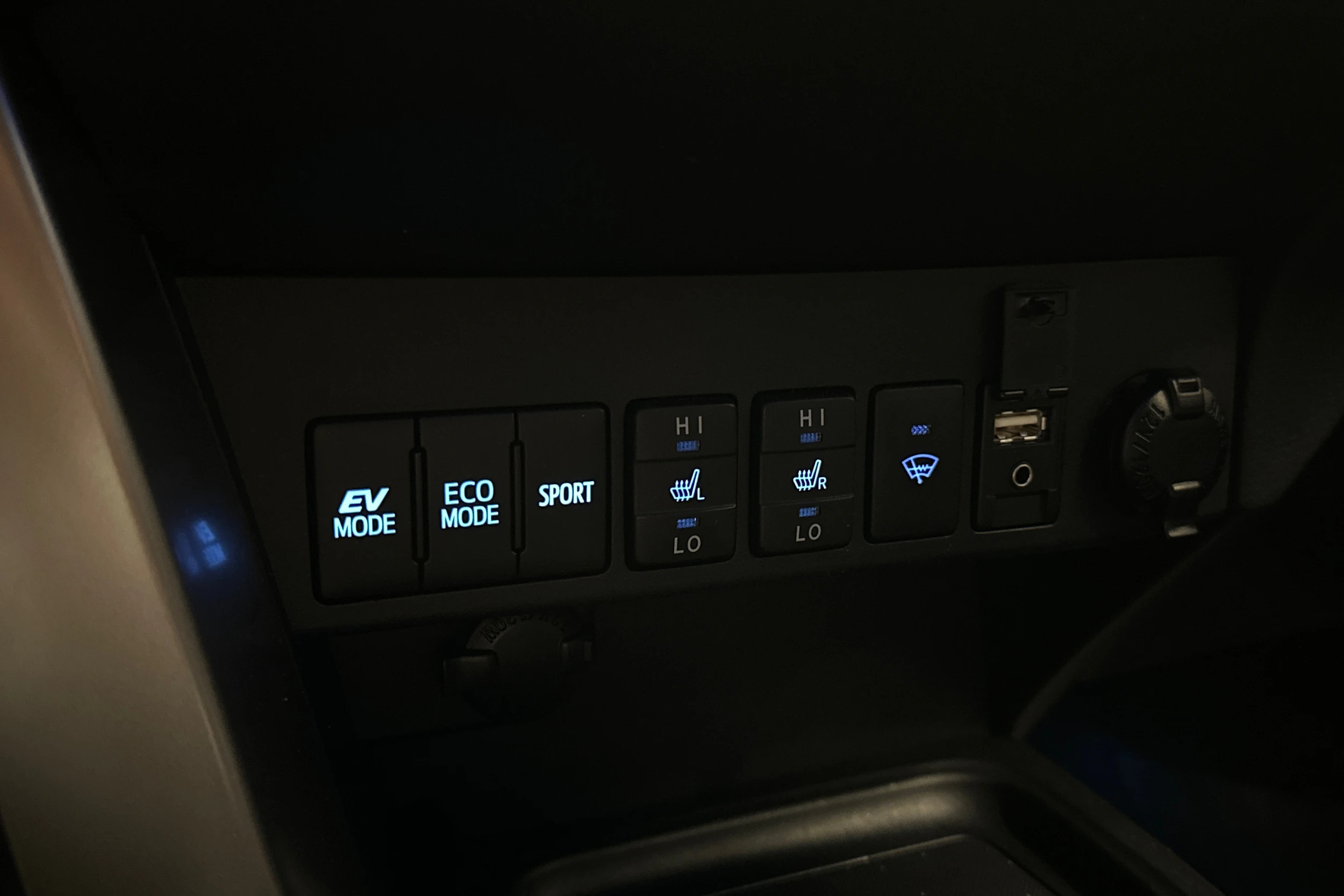 valkoinen Toyota RAV4 2018 kuva 30.