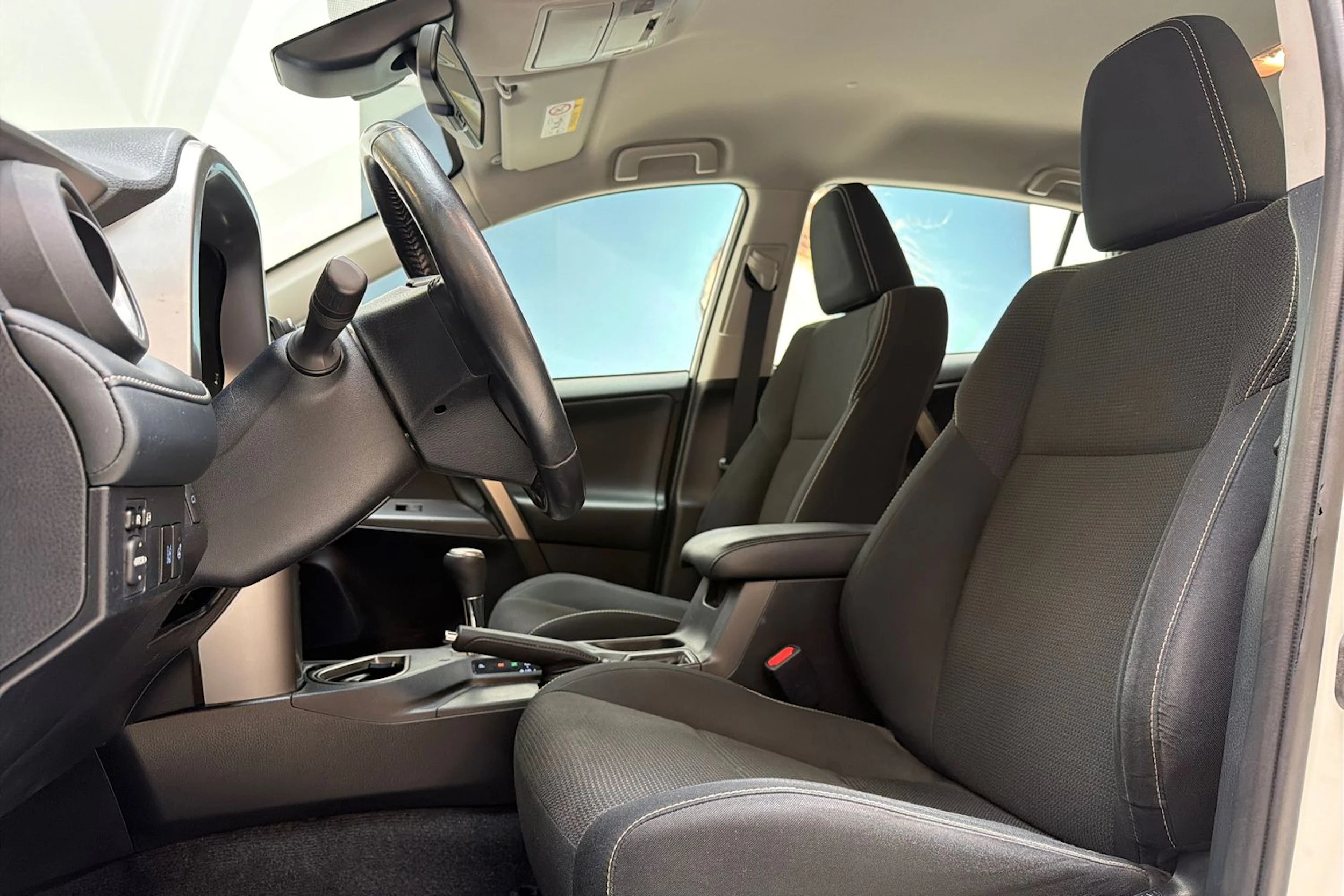 valkoinen Toyota RAV4 2018 kuva 11.